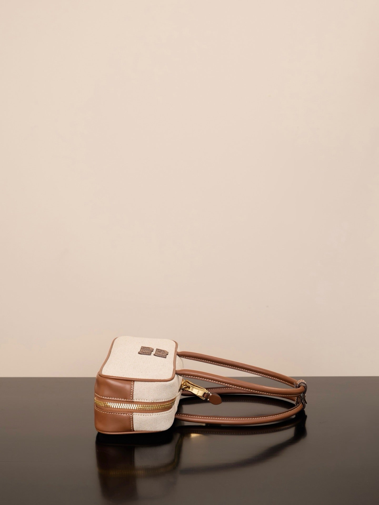 미우미우 캔버스 및 가죽 보 백