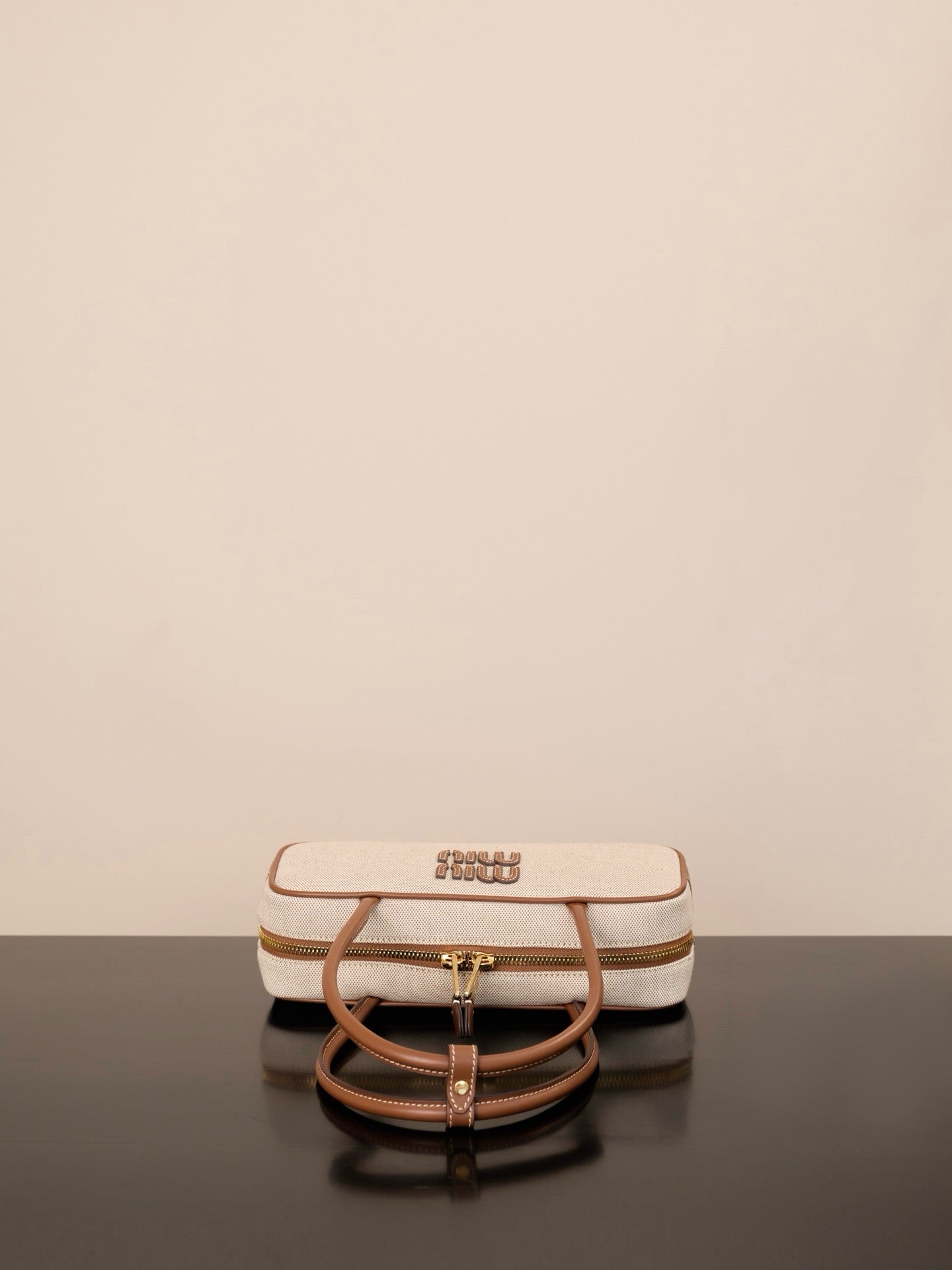 미우미우 캔버스 및 가죽 보 백