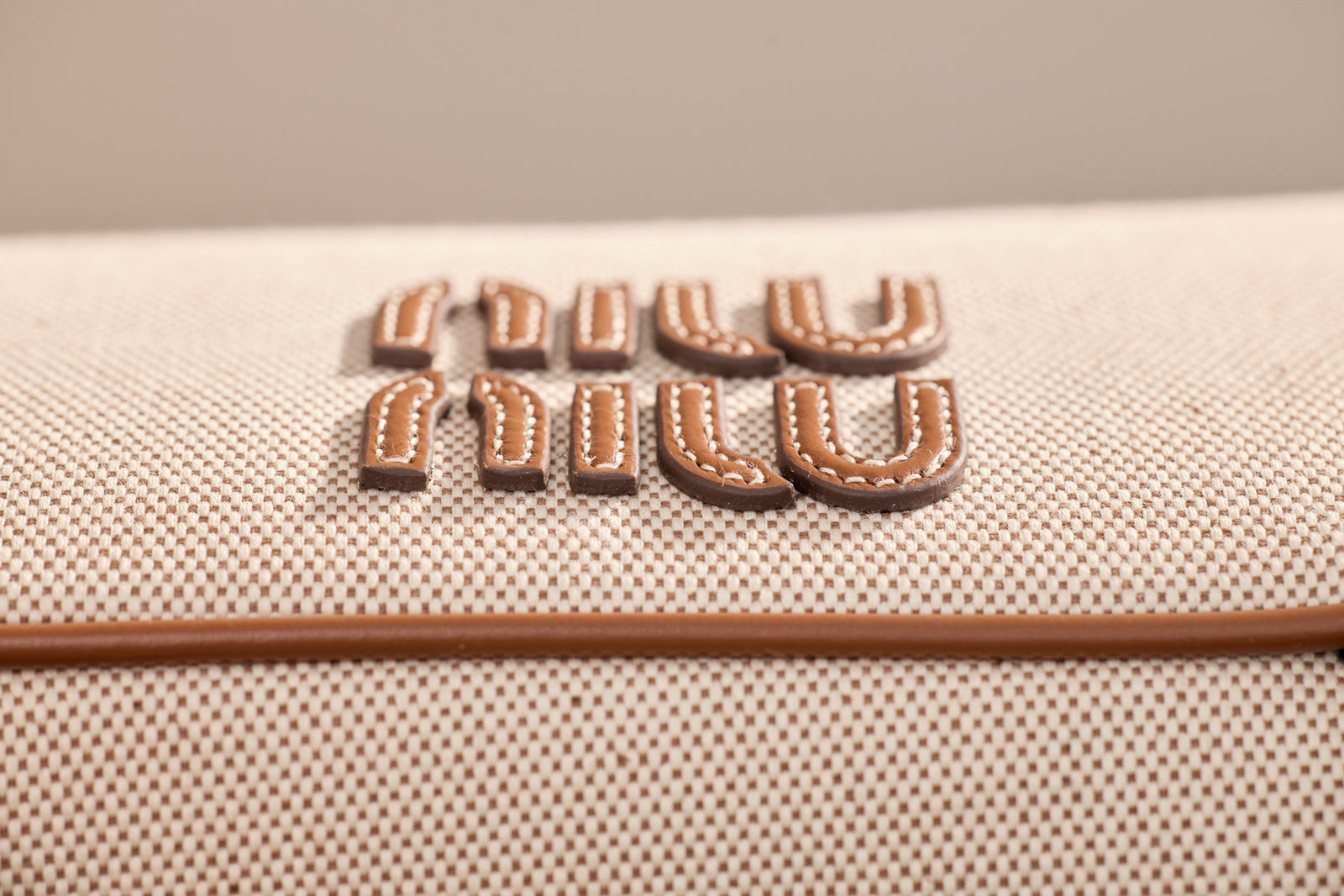 미우미우 캔버스 및 가죽 보 백