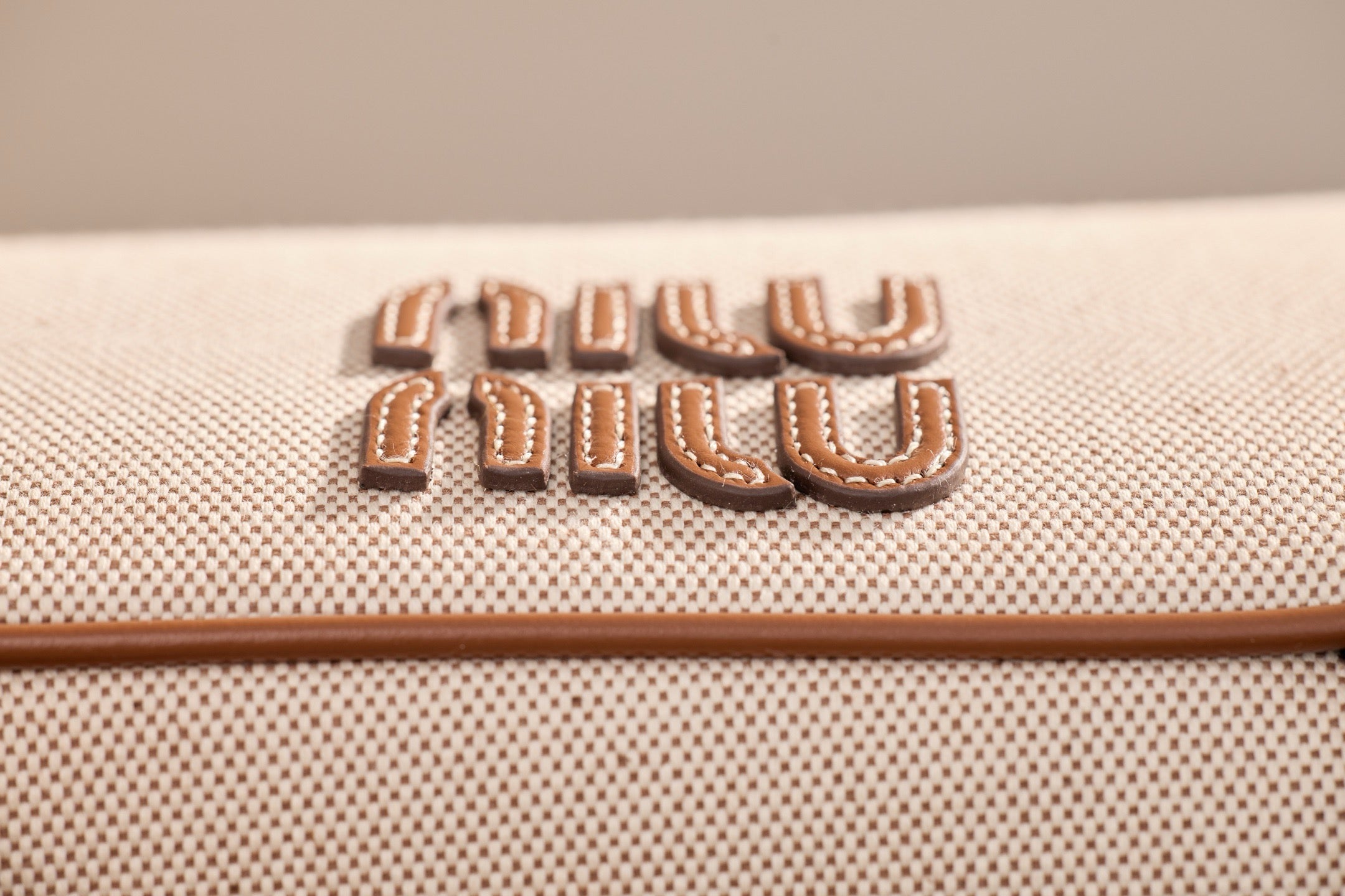 미우미우 캔버스 및 가죽 보 백