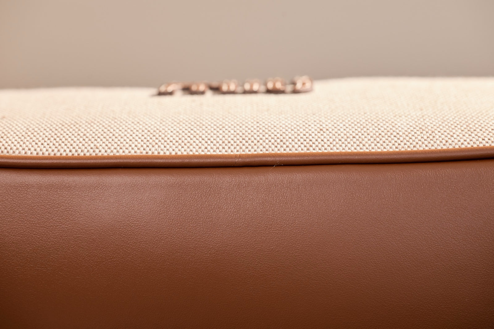 미우미우 캔버스 및 가죽 보 백