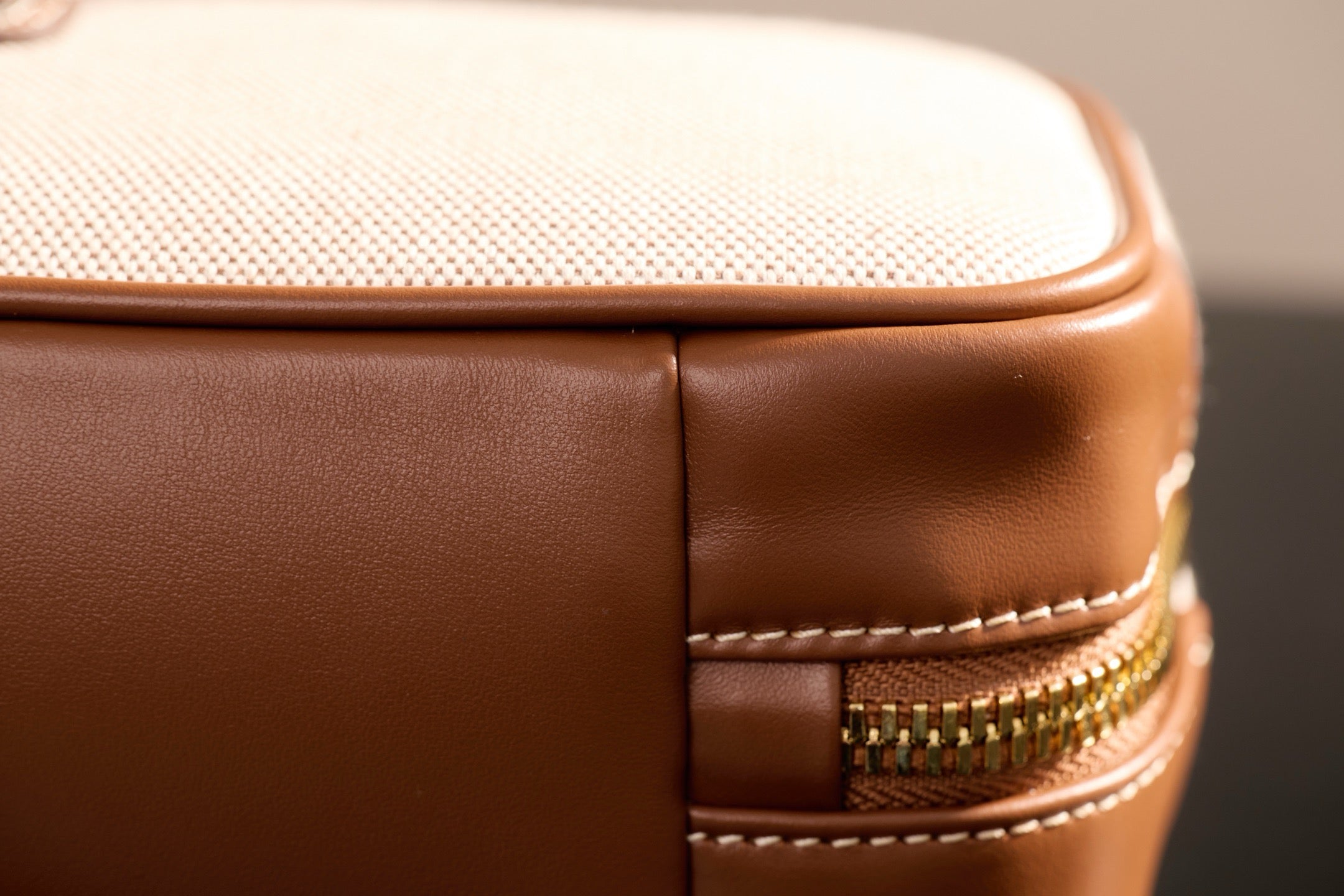 미우미우 캔버스 및 가죽 보 백