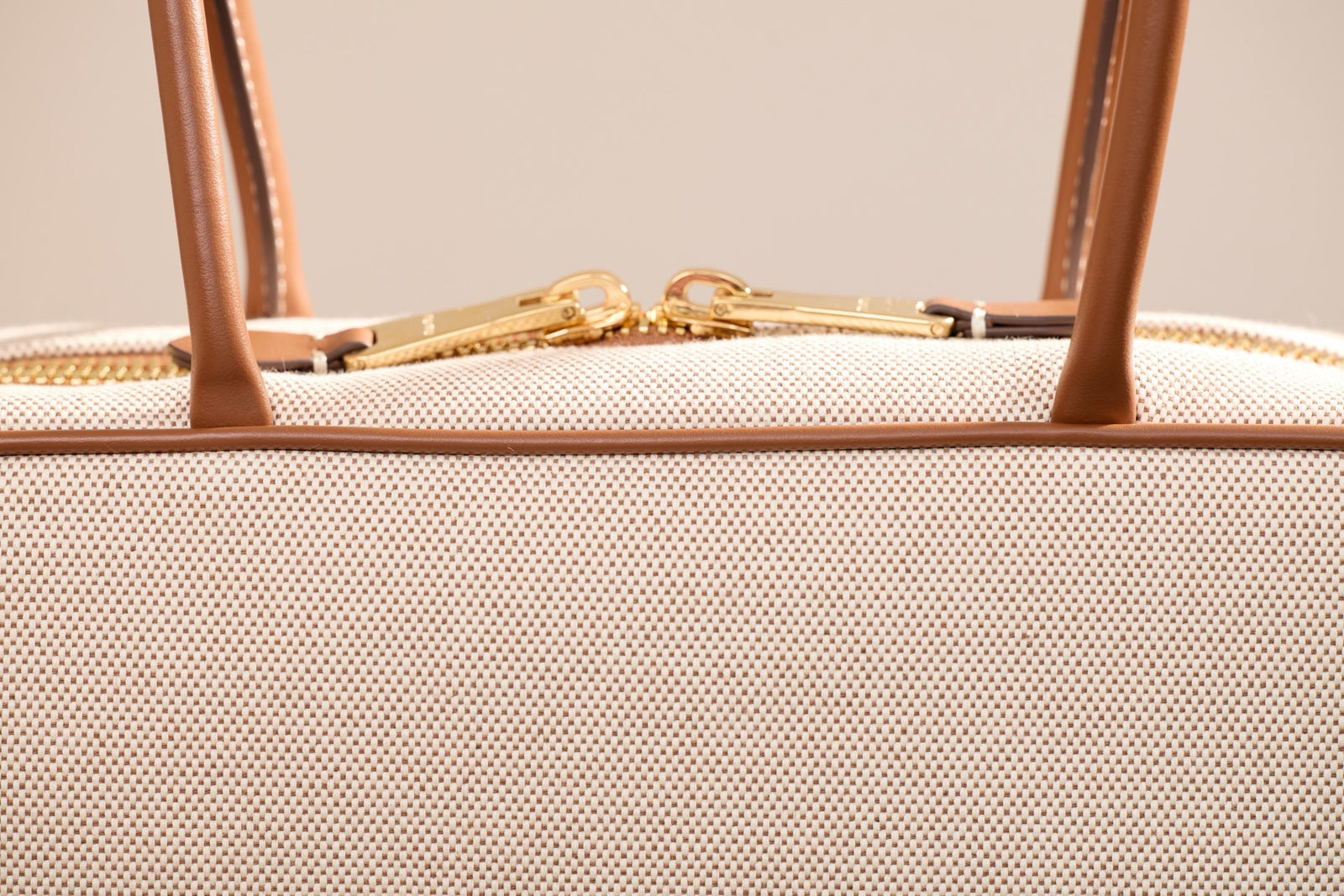 미우미우 캔버스 및 가죽 보 백