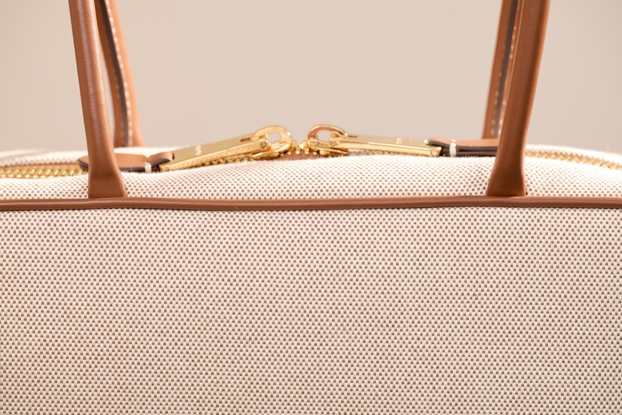 미우미우 캔버스 및 가죽 보 백