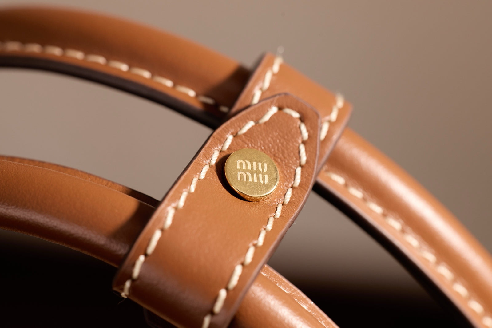 미우미우 캔버스 및 가죽 보 백