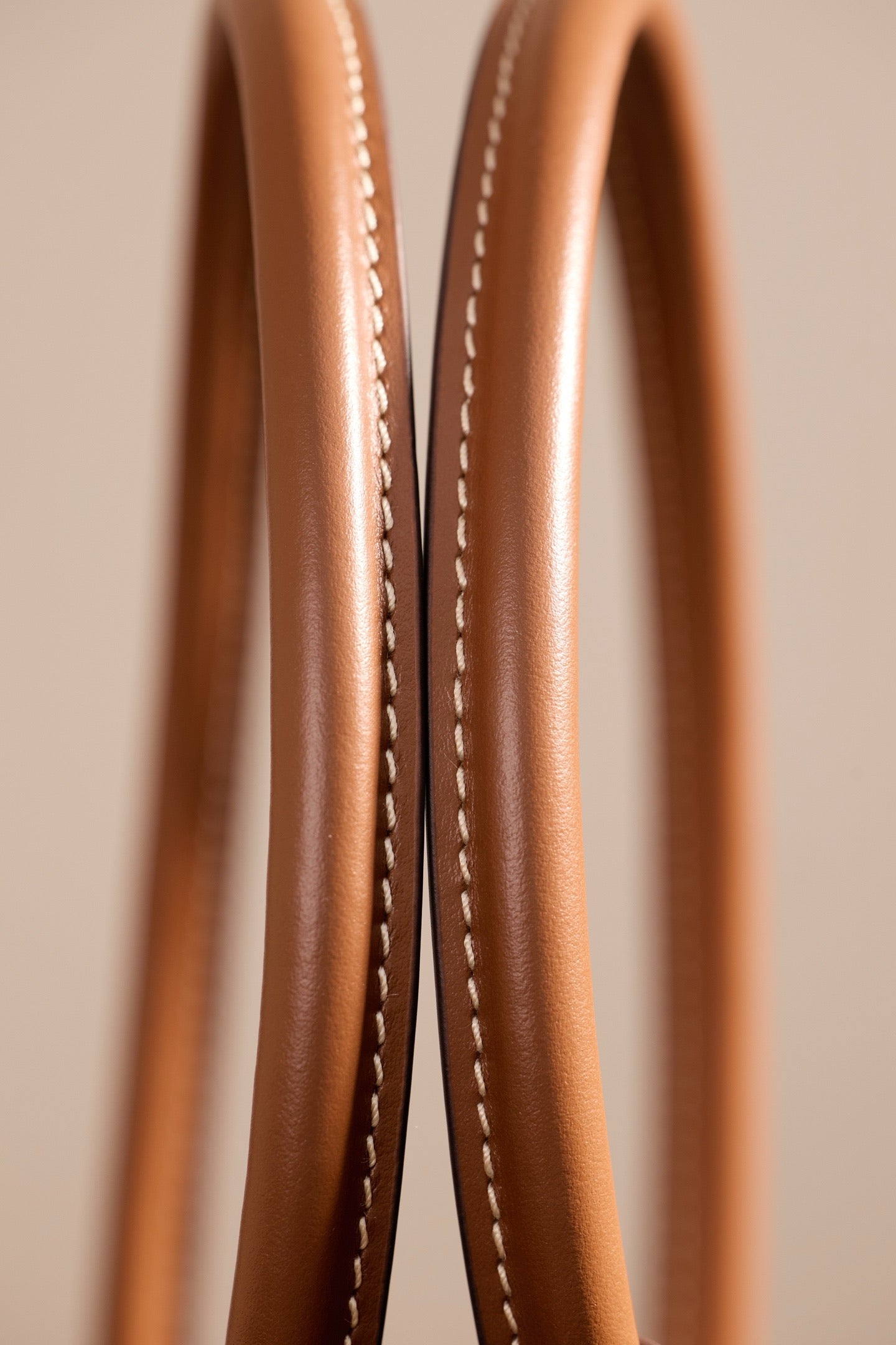 미우미우 캔버스 및 가죽 보 백