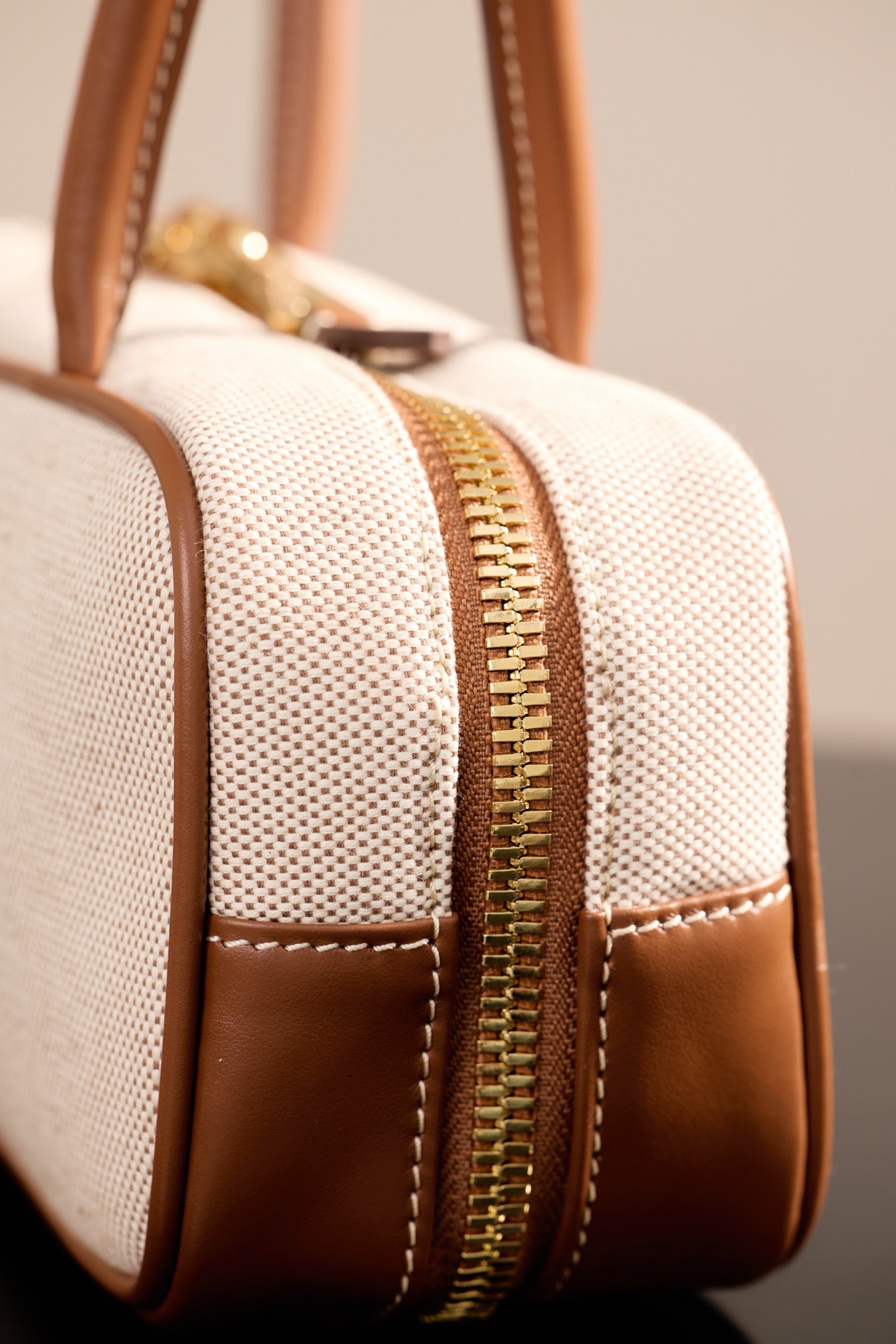 미우미우 캔버스 및 가죽 보 백