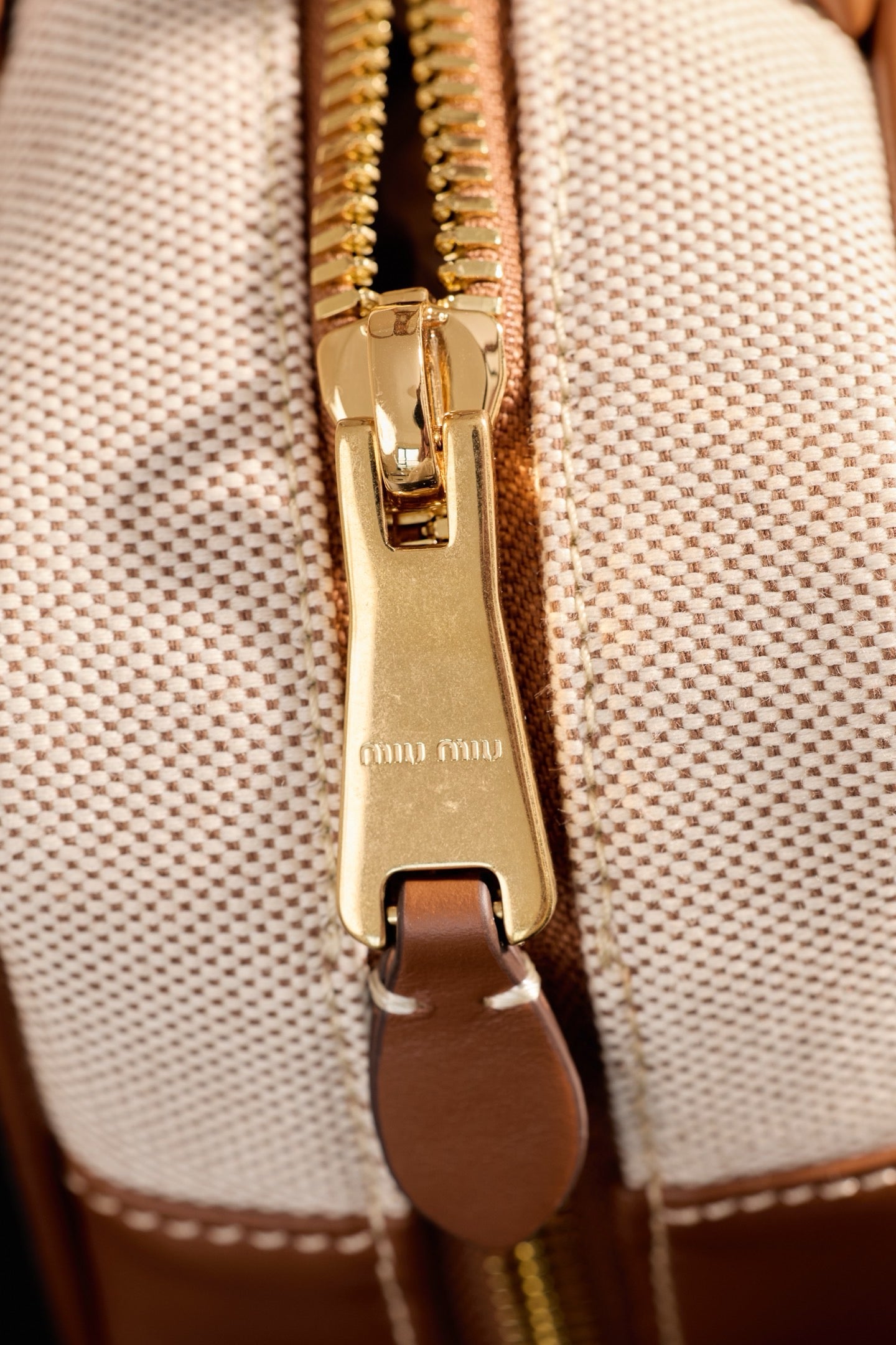 미우미우 캔버스 및 가죽 보 백