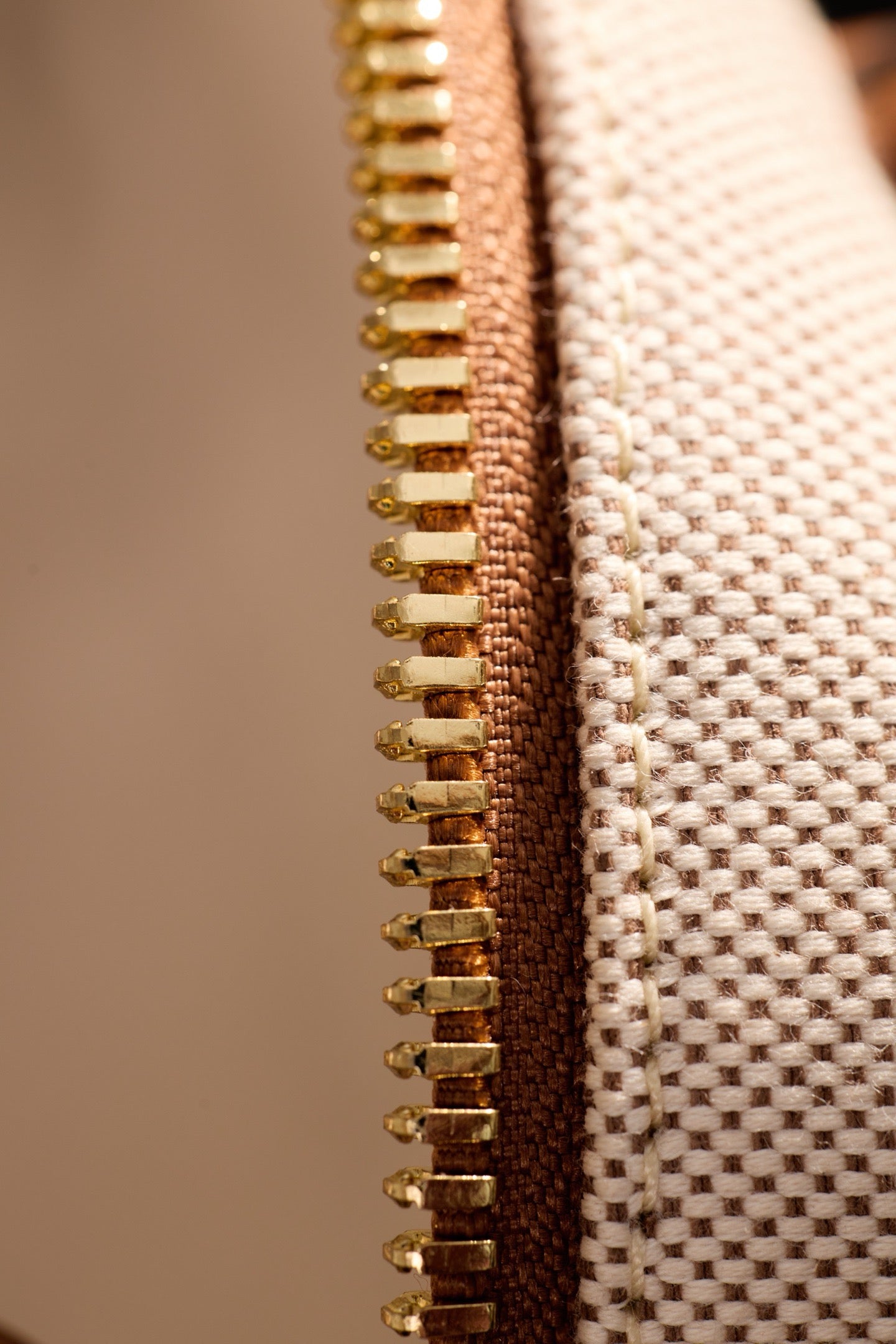 미우미우 캔버스 및 가죽 보 백