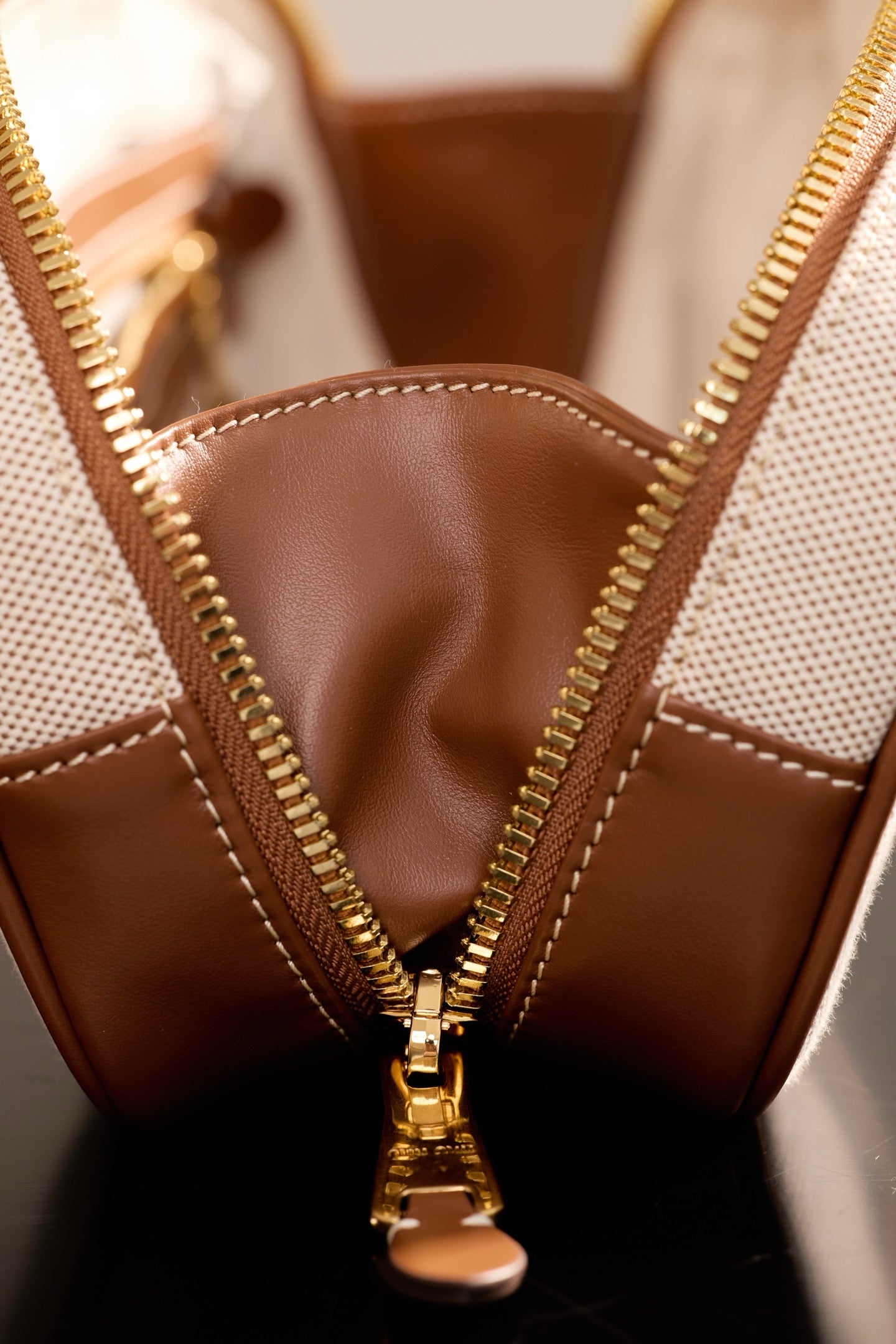 미우미우 캔버스 및 가죽 보 백