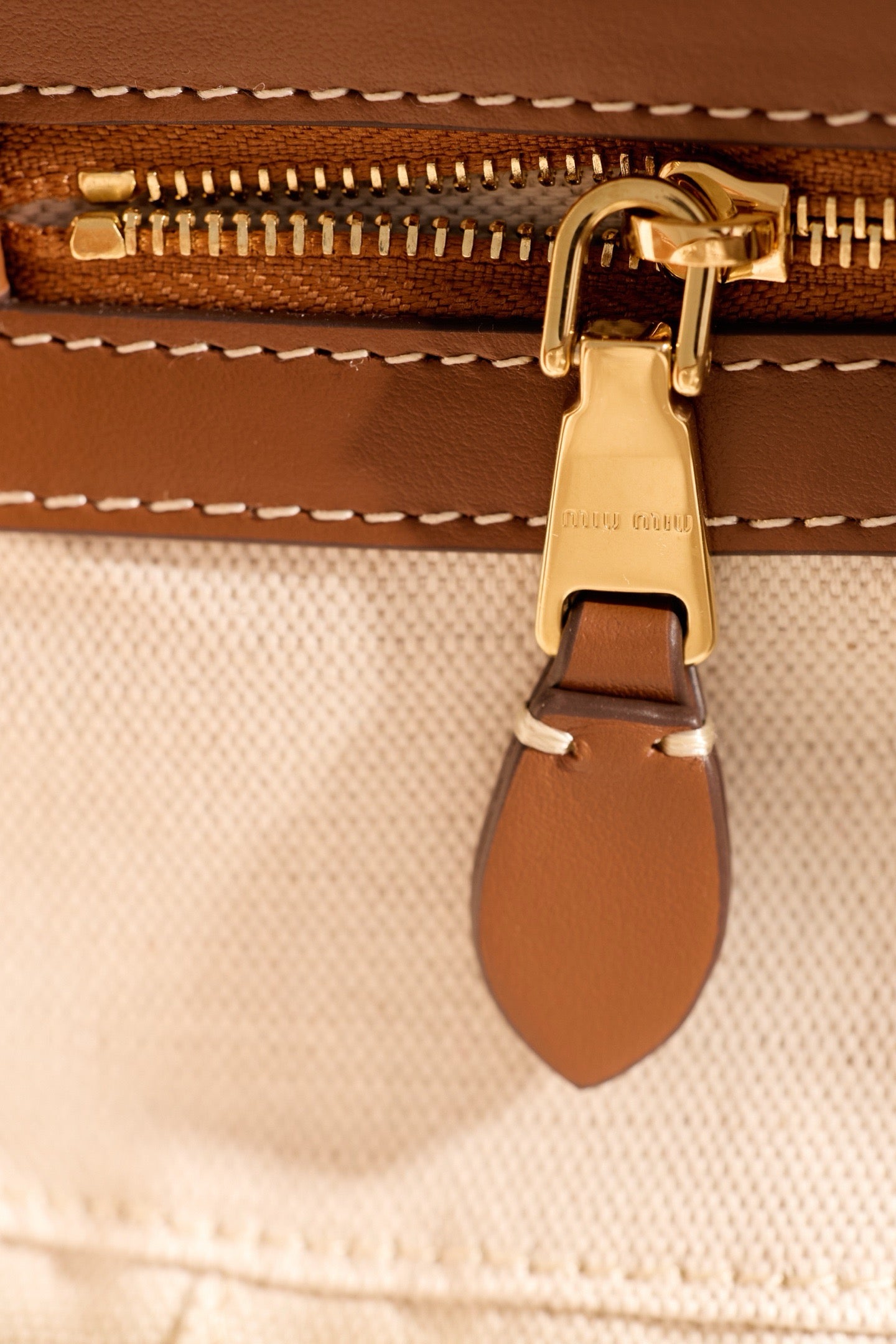 미우미우 캔버스 및 가죽 보 백