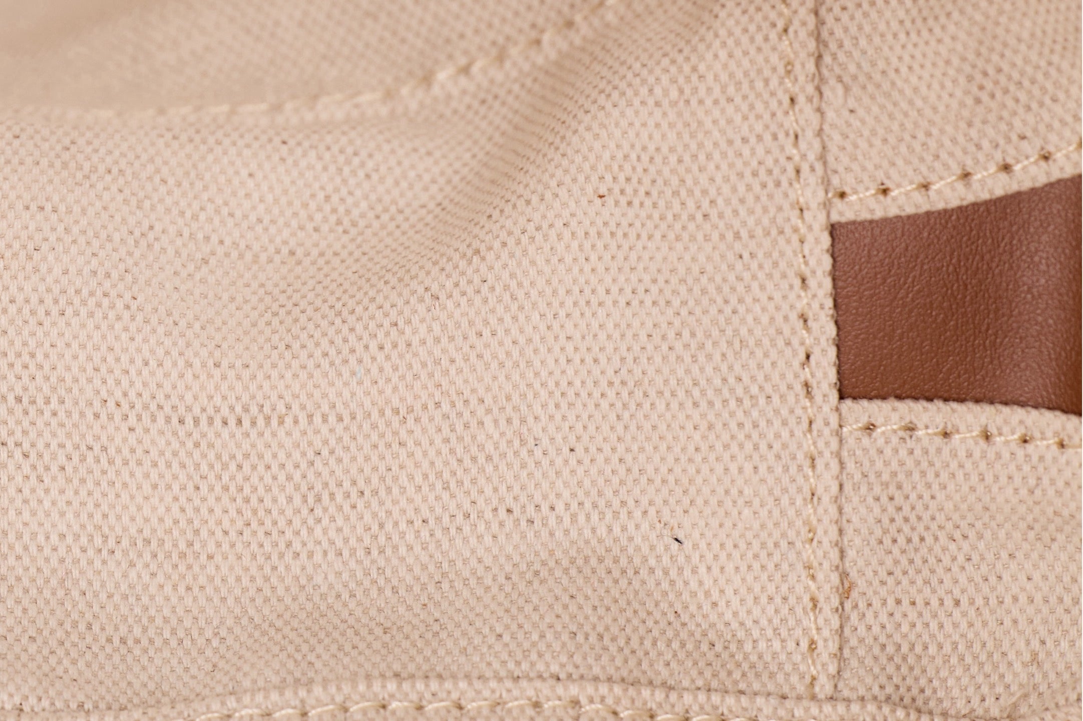 미우미우 캔버스 및 가죽 보 백