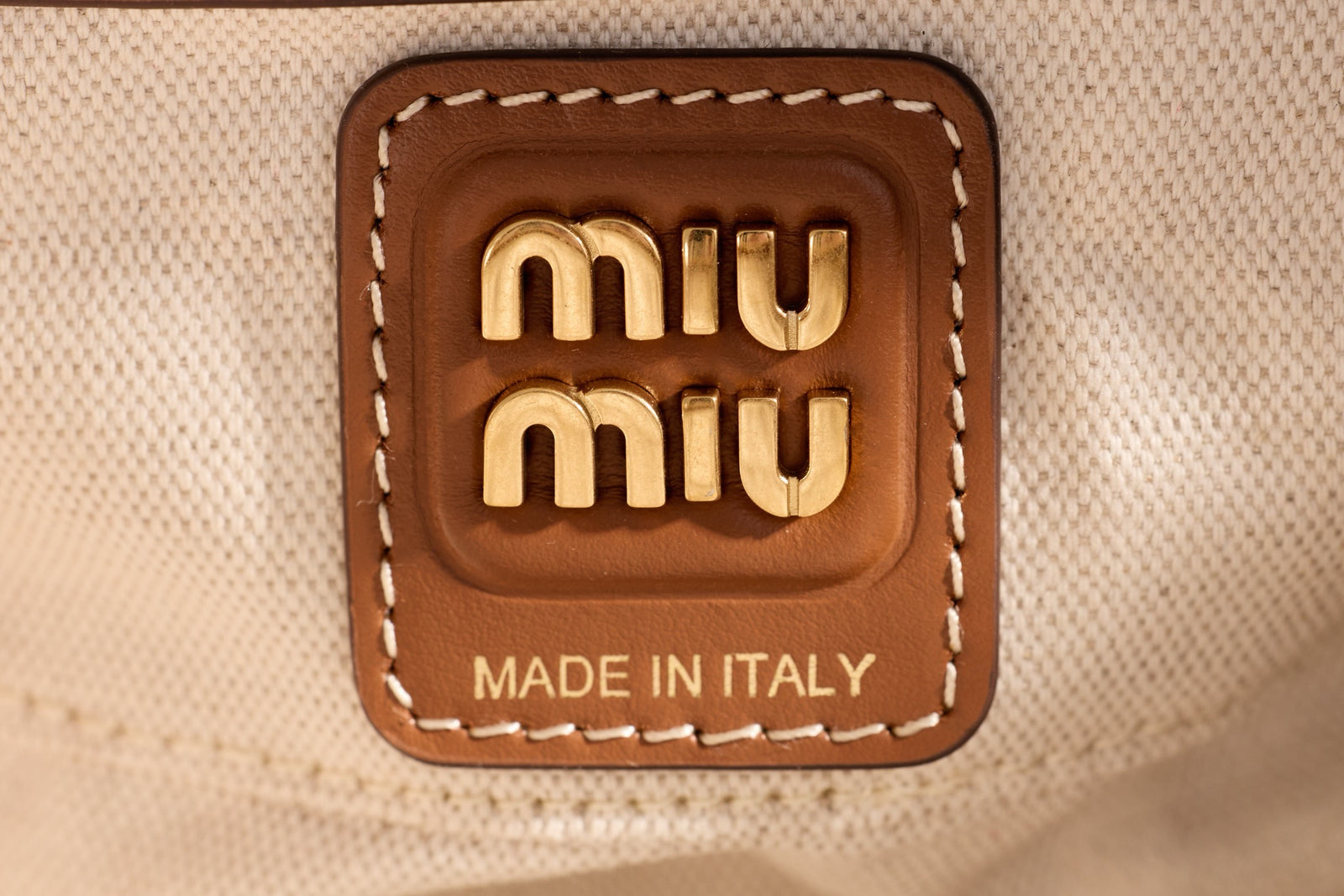 미우미우 캔버스 및 가죽 보 백