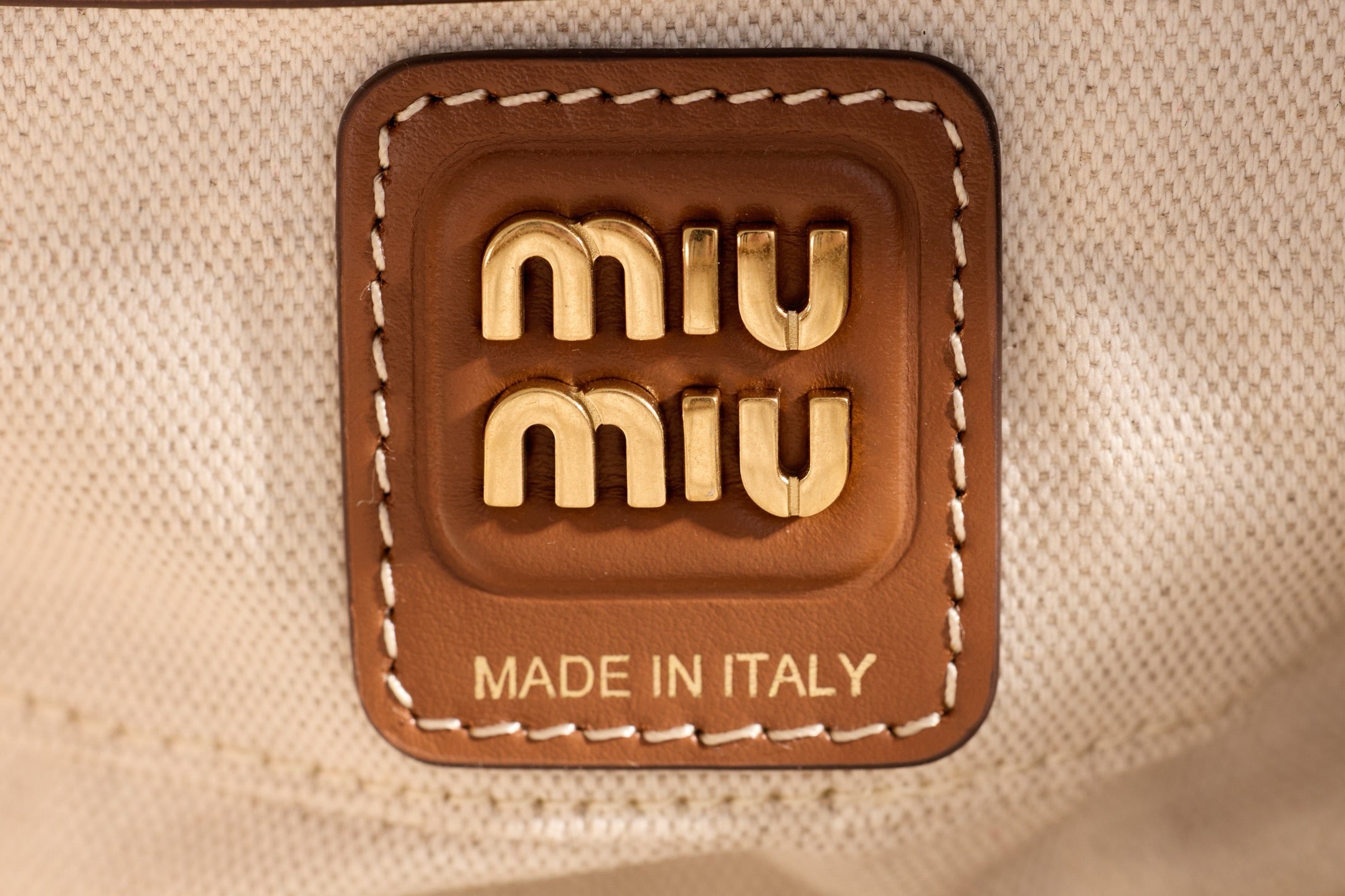 미우미우 캔버스 및 가죽 보 백