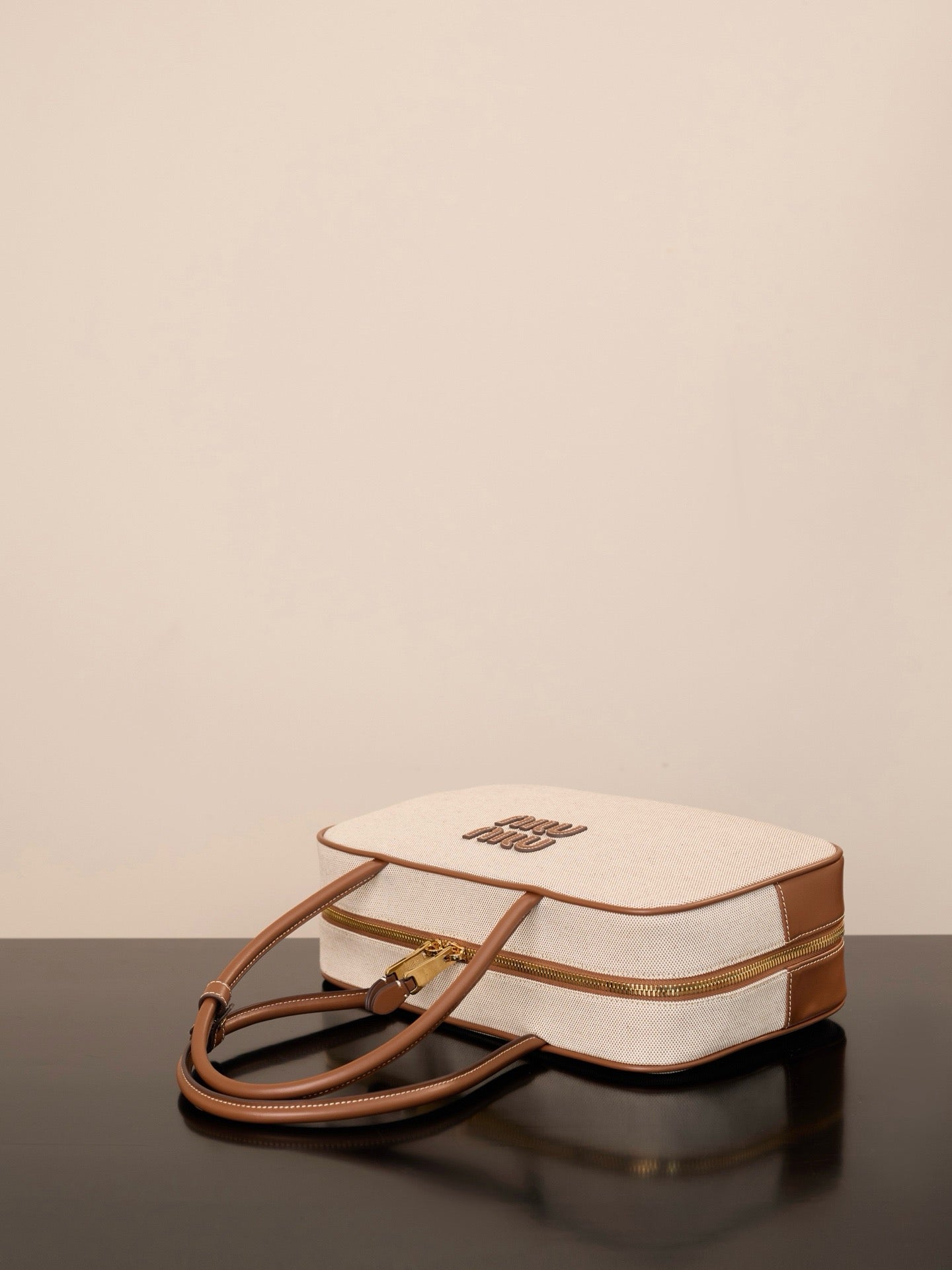 미우미우 캔버스 및 가죽 보 백 라지