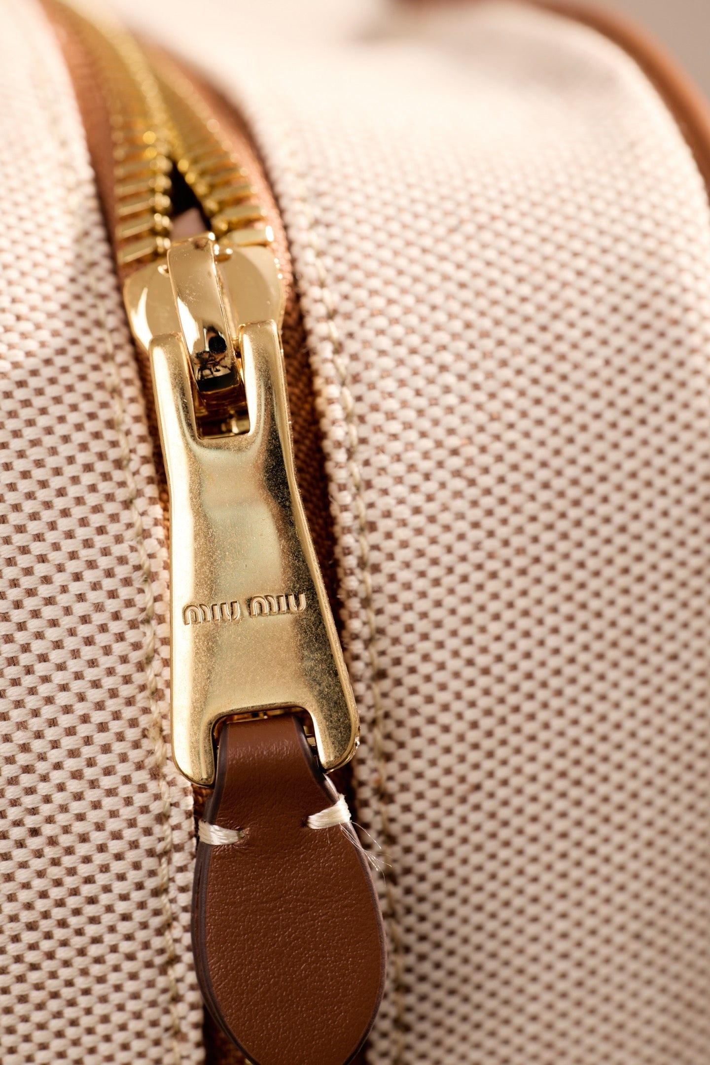 미우미우 캔버스 및 가죽 보 백 라지