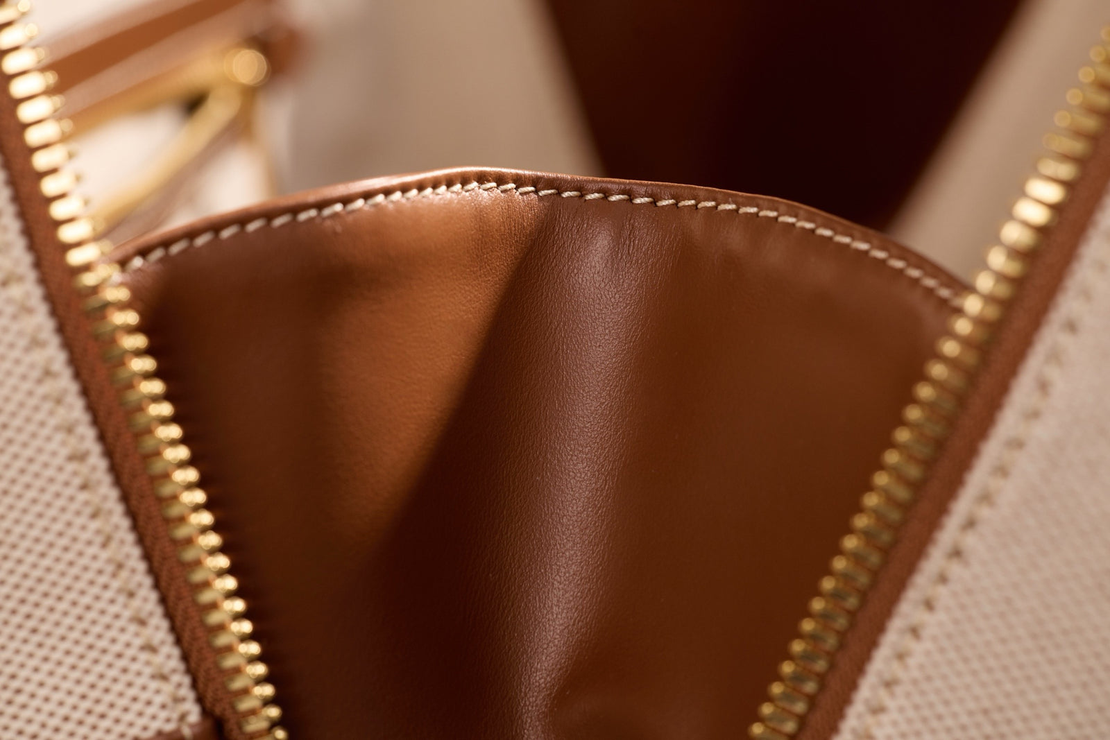 미우미우 캔버스 및 가죽 보 백 라지