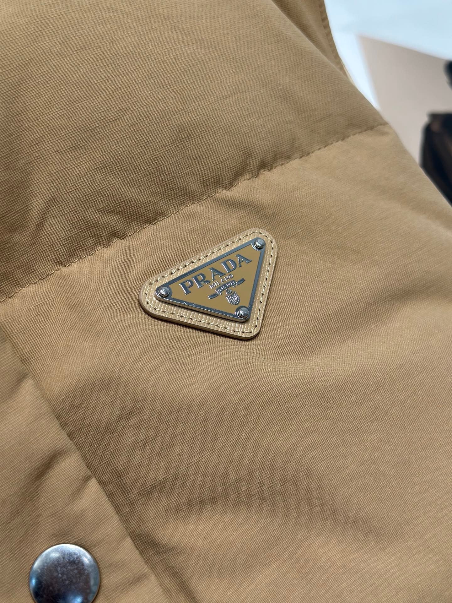 프라다 중량 기능성 다운 베스트 자켓