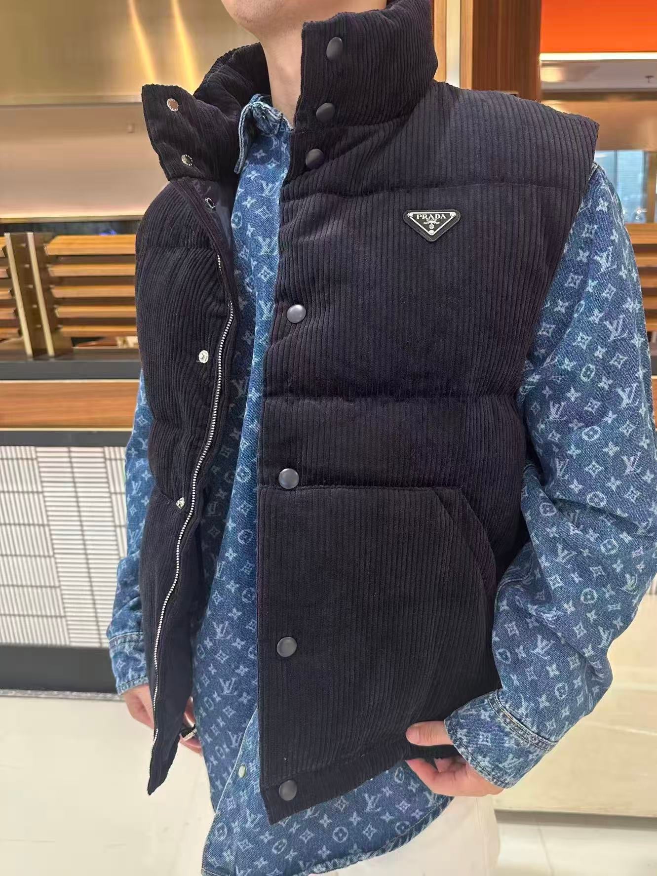 프라다 코듀로이 조끼 패딩