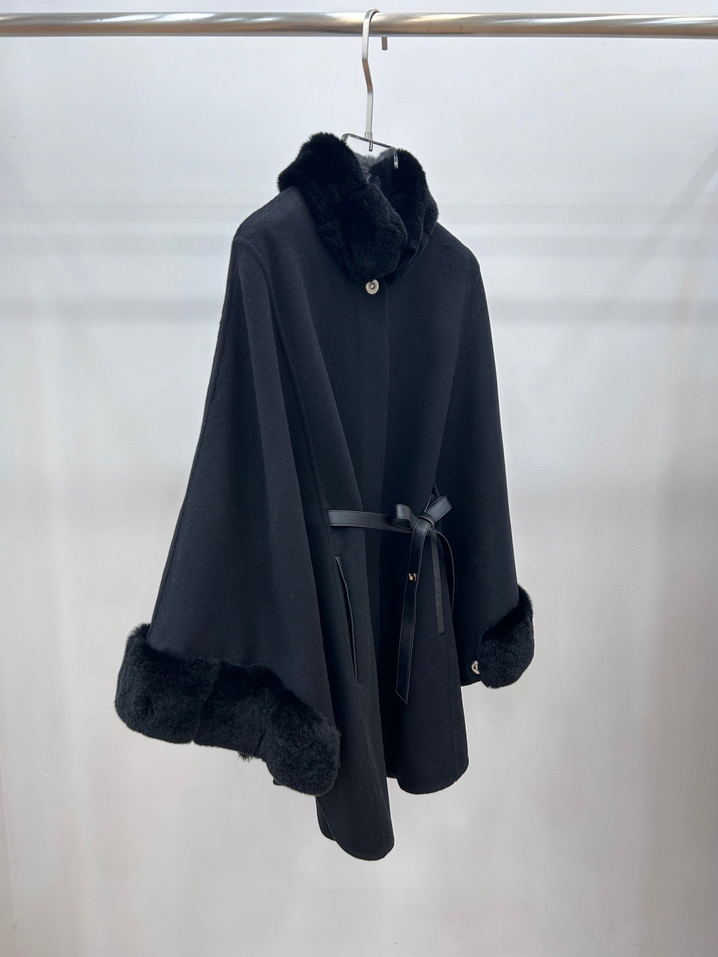 로로피아나 잘츠부르크 케이프