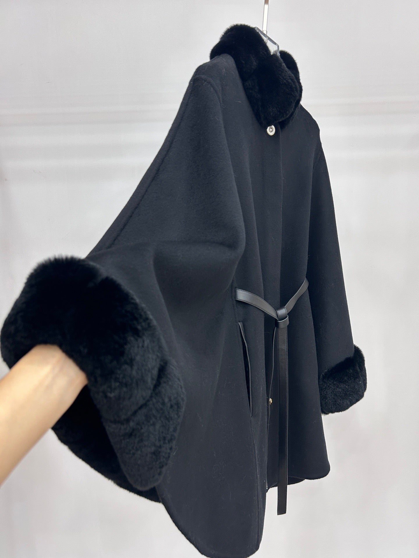 로로피아나 잘츠부르크 케이프