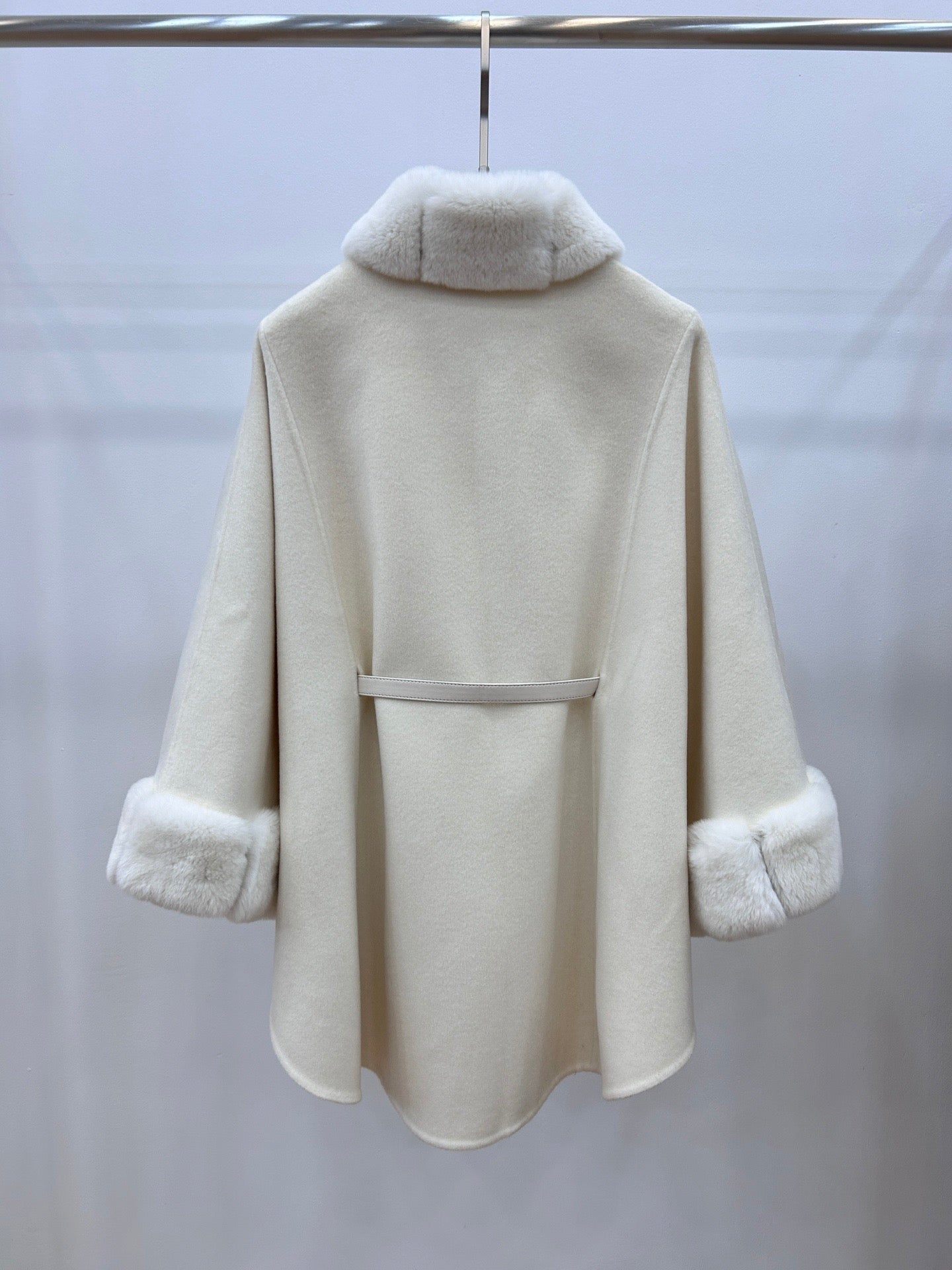 로로피아나 잘츠부르크 케이프