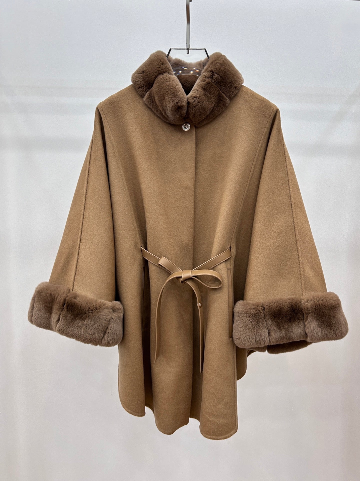 로로피아나 잘츠부르크 케이프