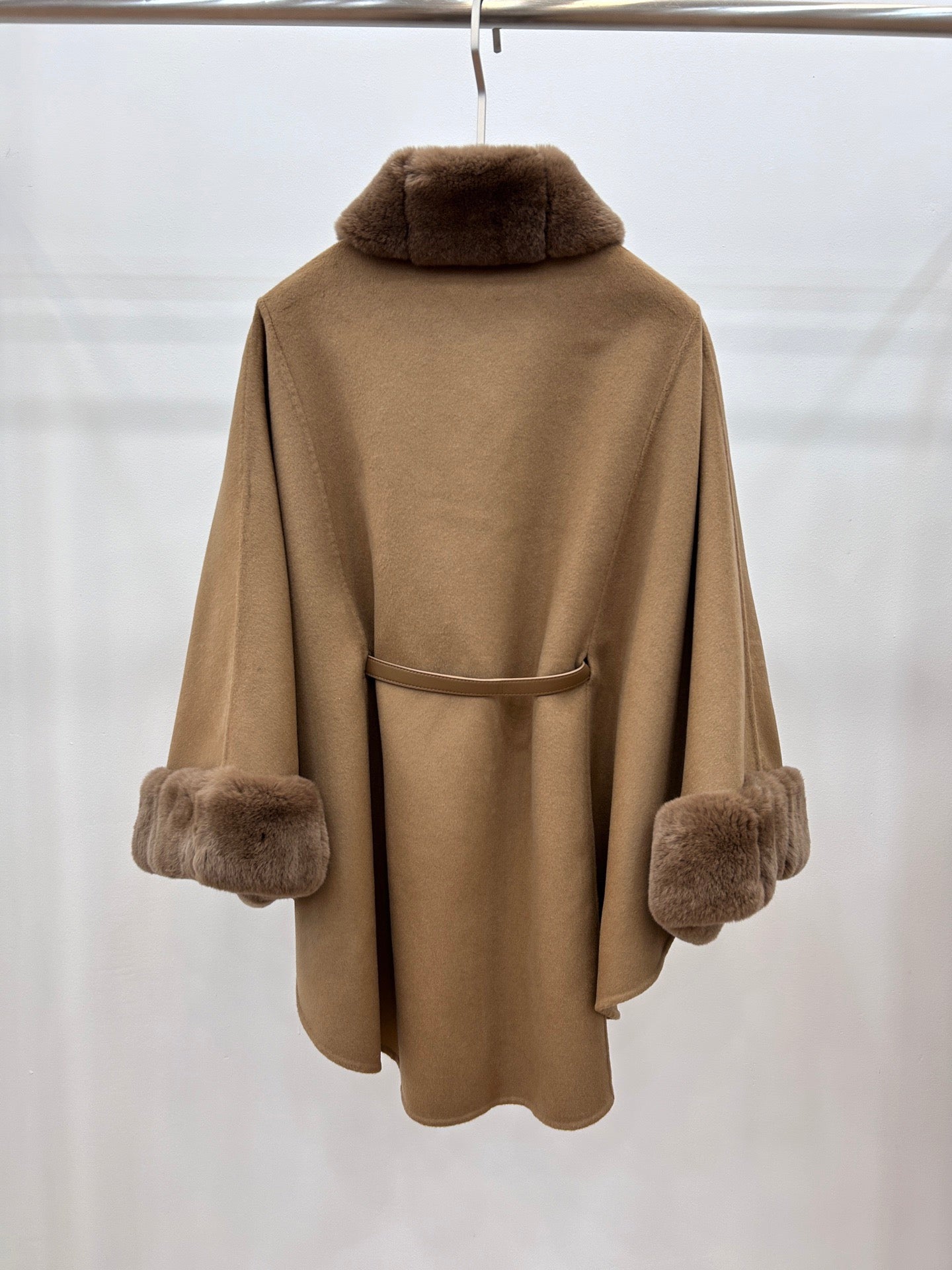 로로피아나 잘츠부르크 케이프