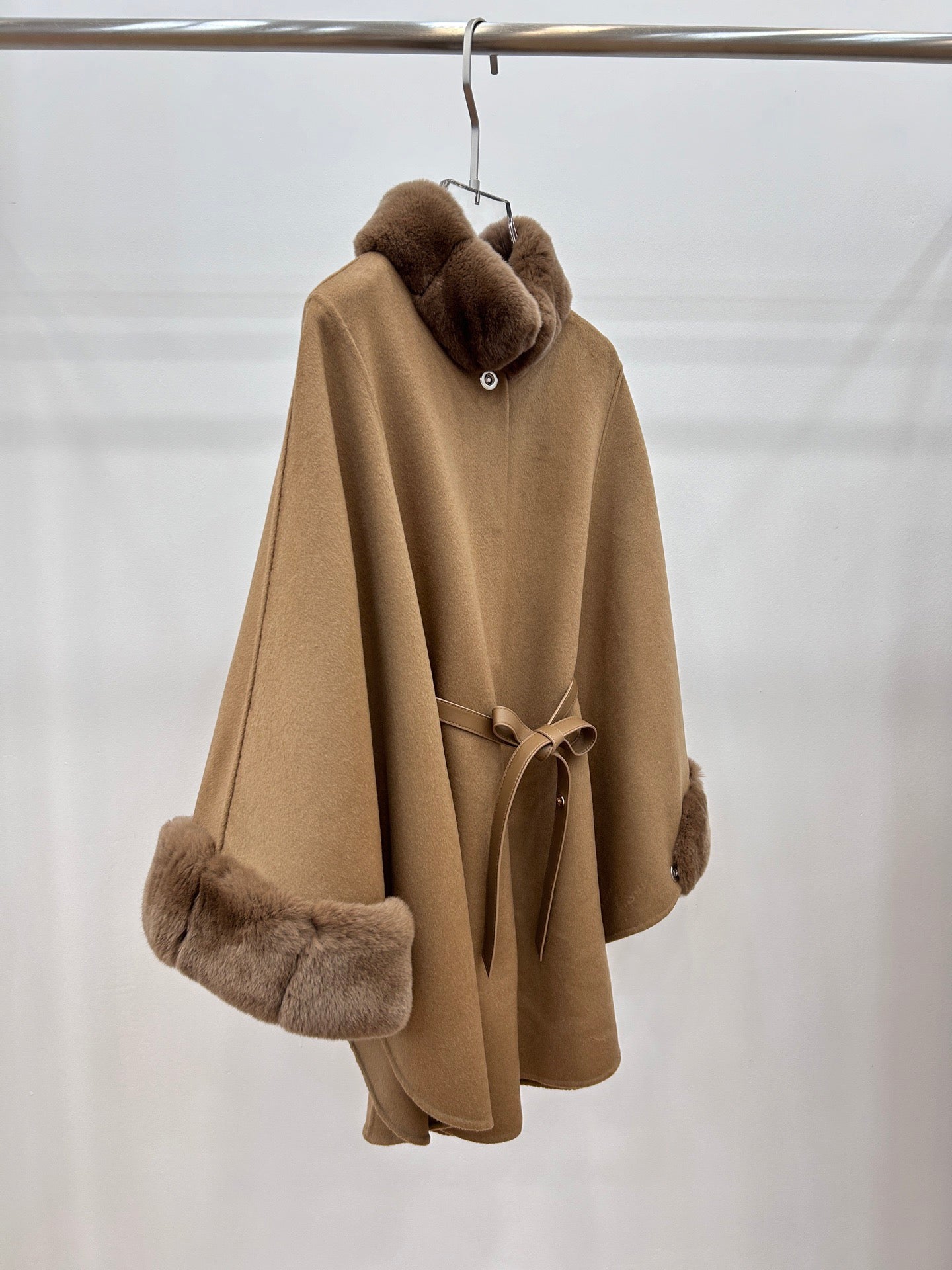 로로피아나 잘츠부르크 케이프