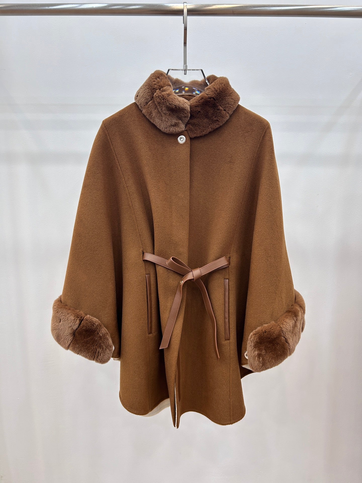 로로피아나 잘츠부르크 케이프