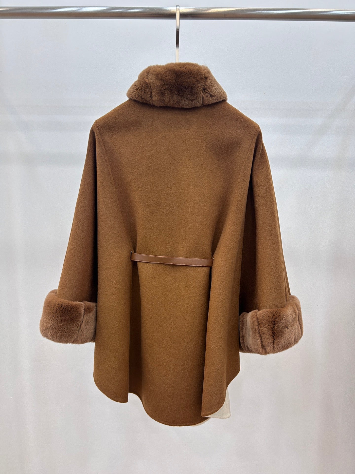 로로피아나 잘츠부르크 케이프