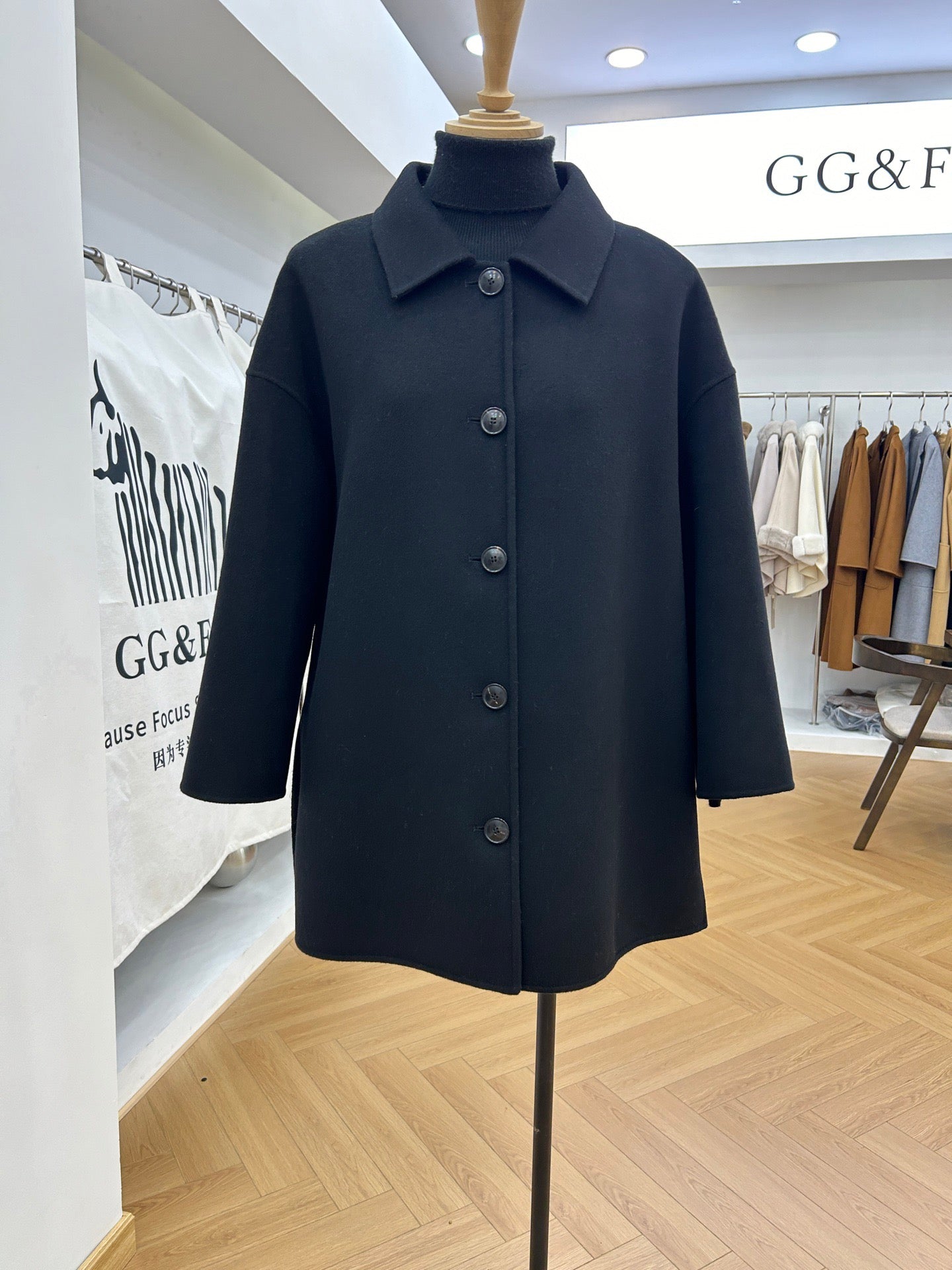 로로피아나 앤서니 코트