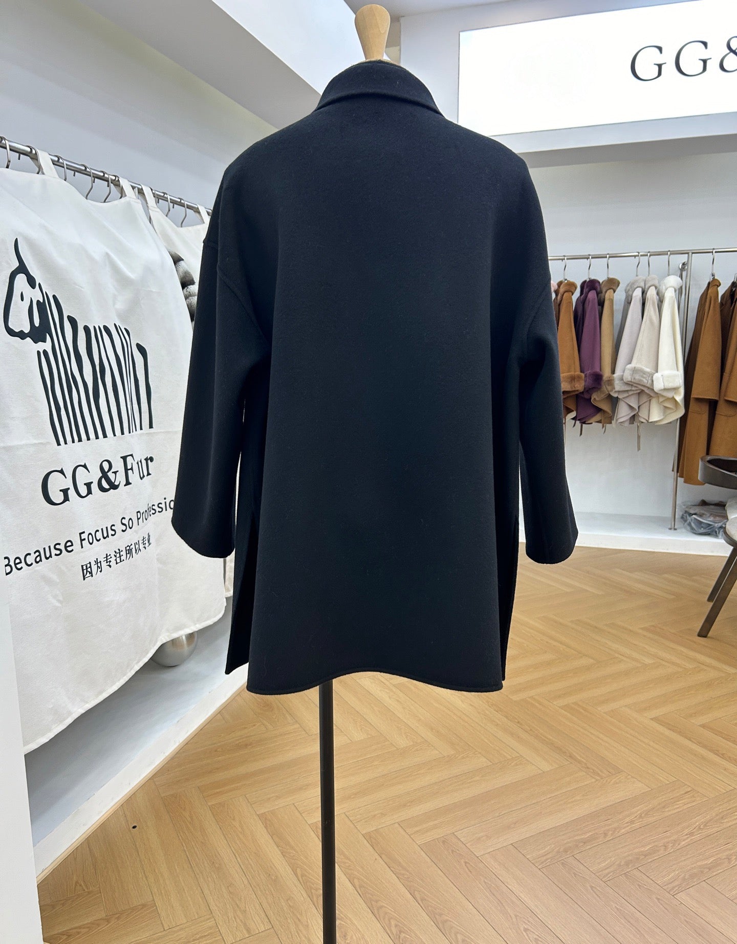 로로피아나 앤서니 코트