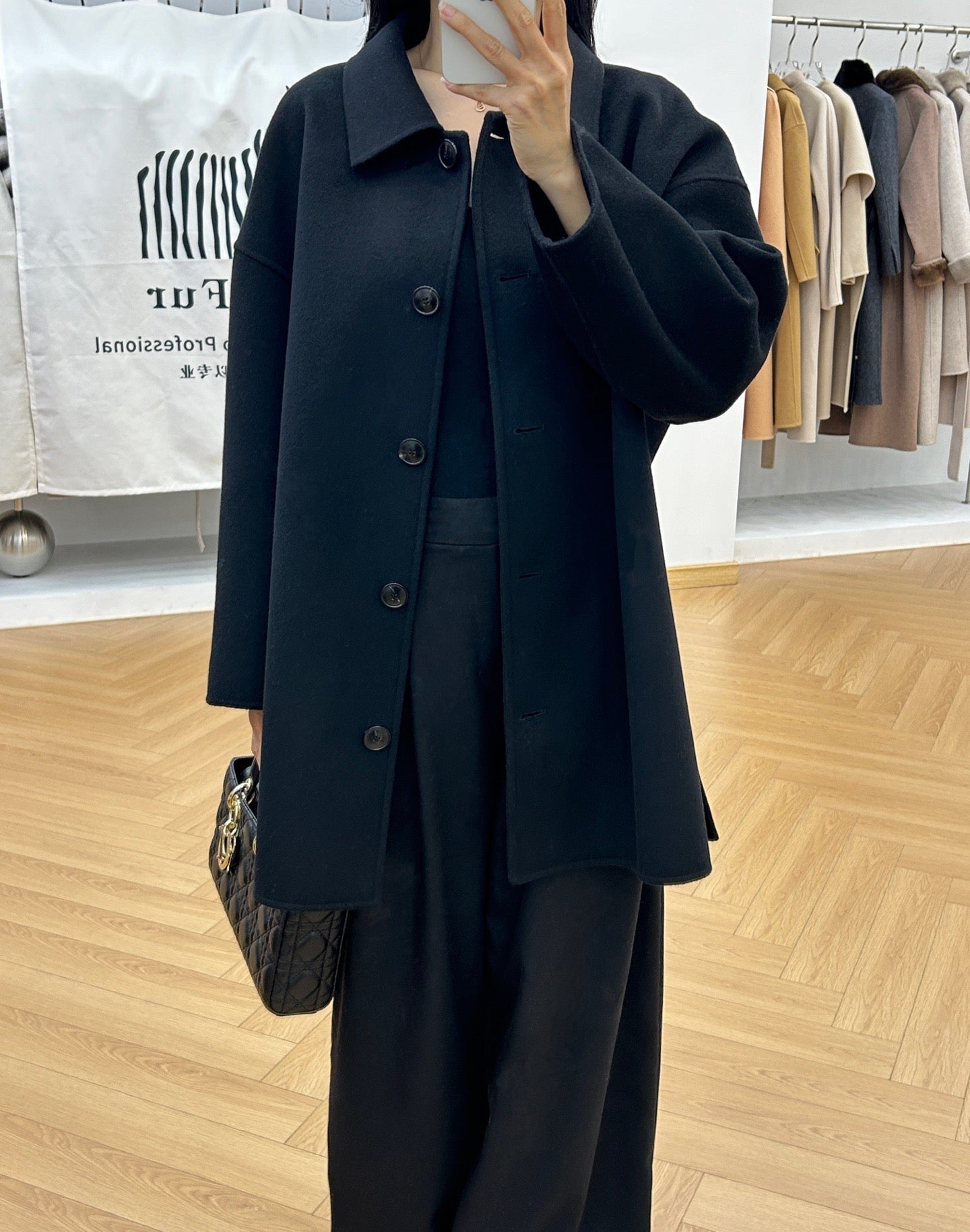 로로피아나 앤서니 코트