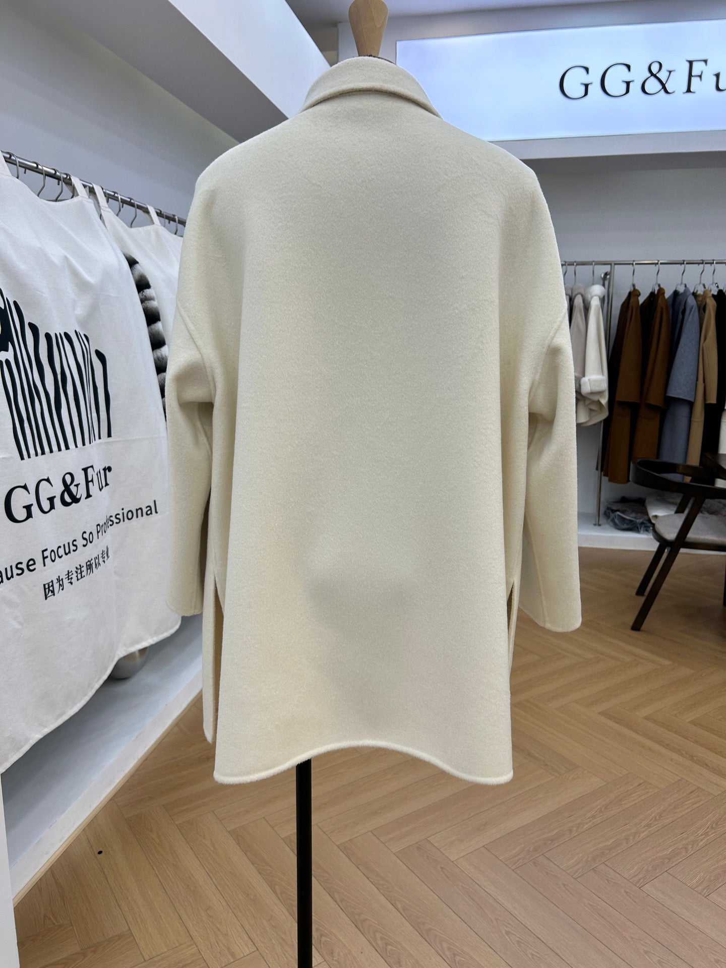 로로피아나 앤서니 코트