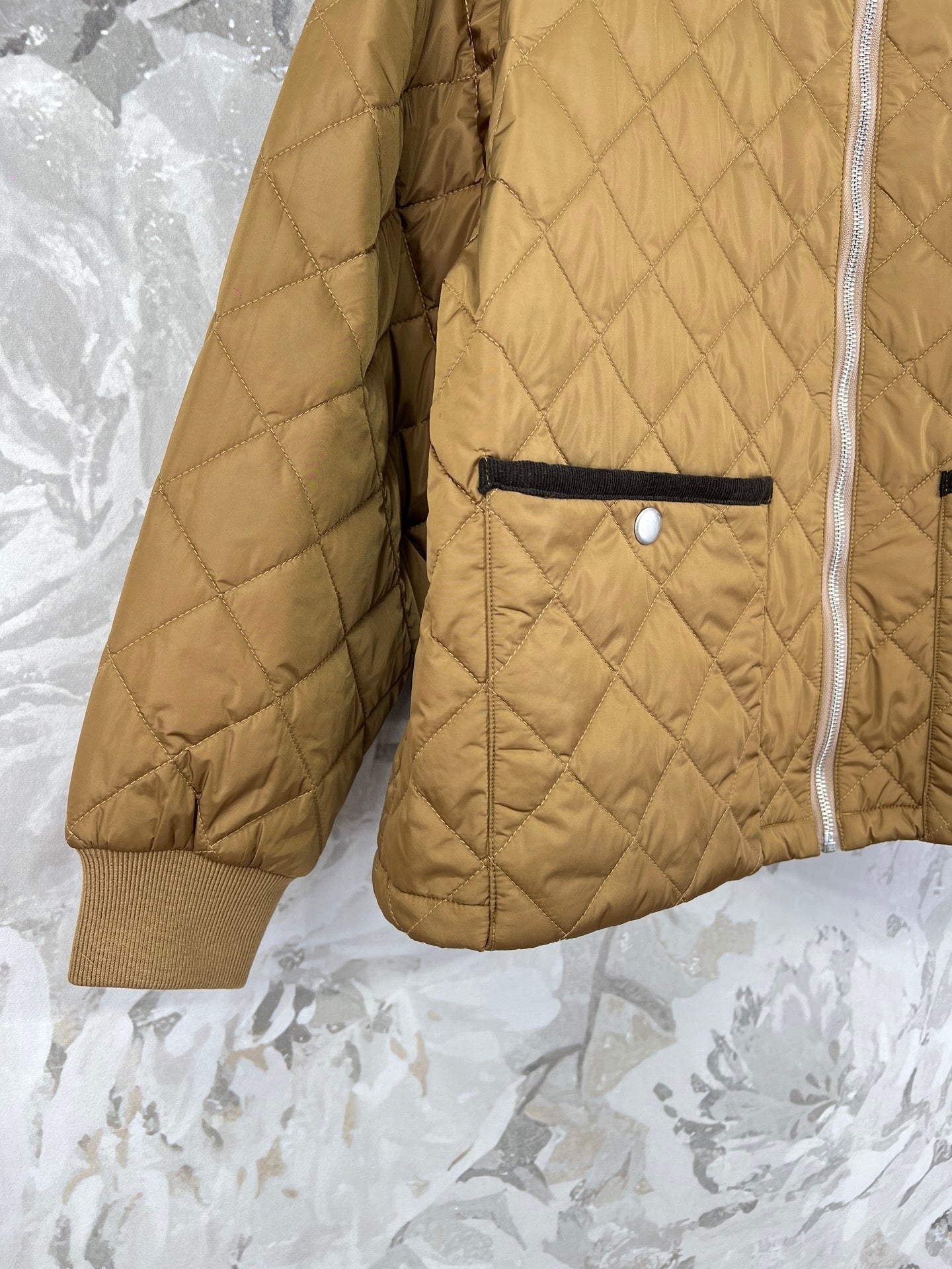 프라다 퀄팅 라이트 리나일론 자켓