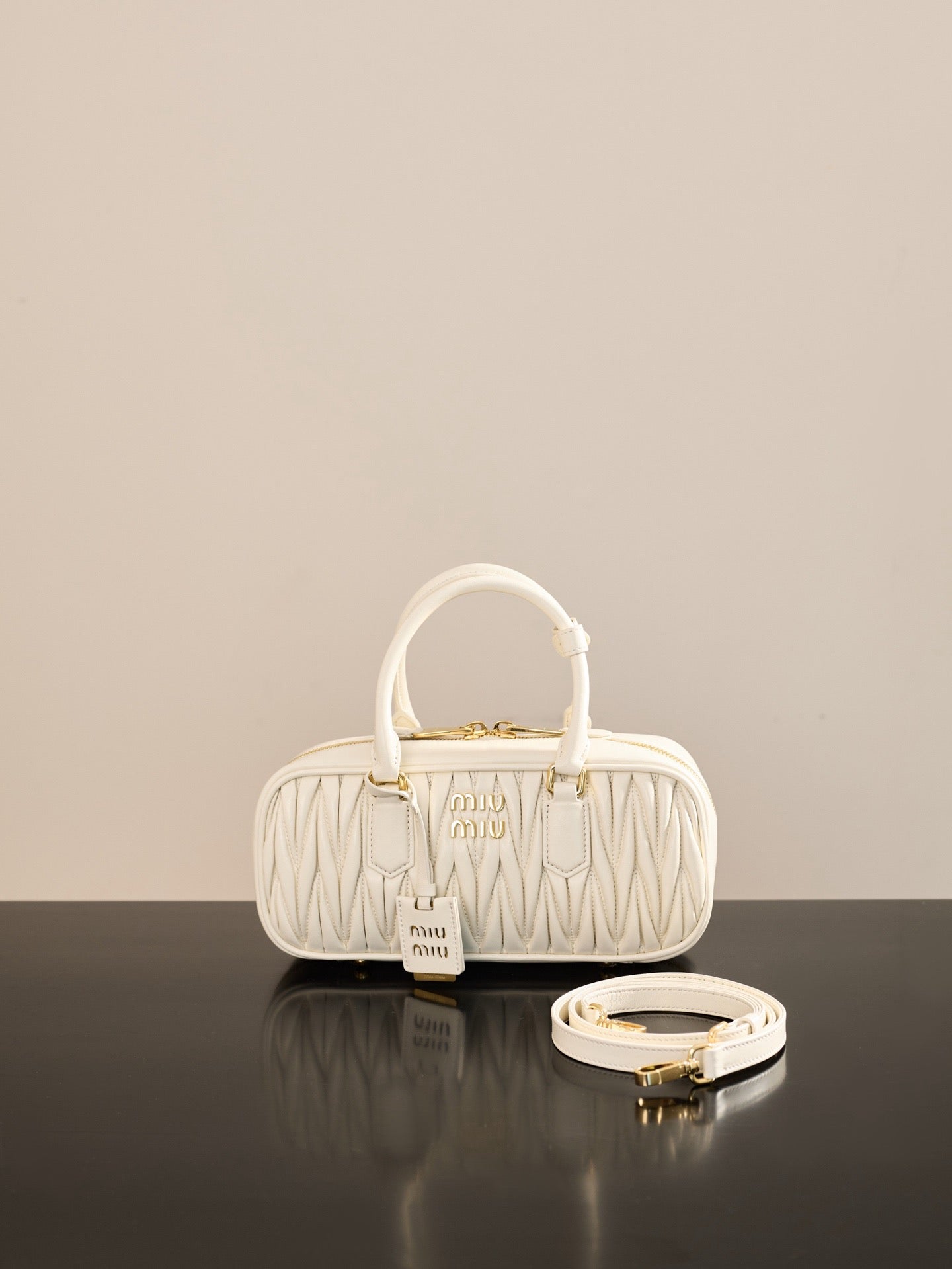 미우미우 아르카디 마테라쎄 나파 레더 숄더백