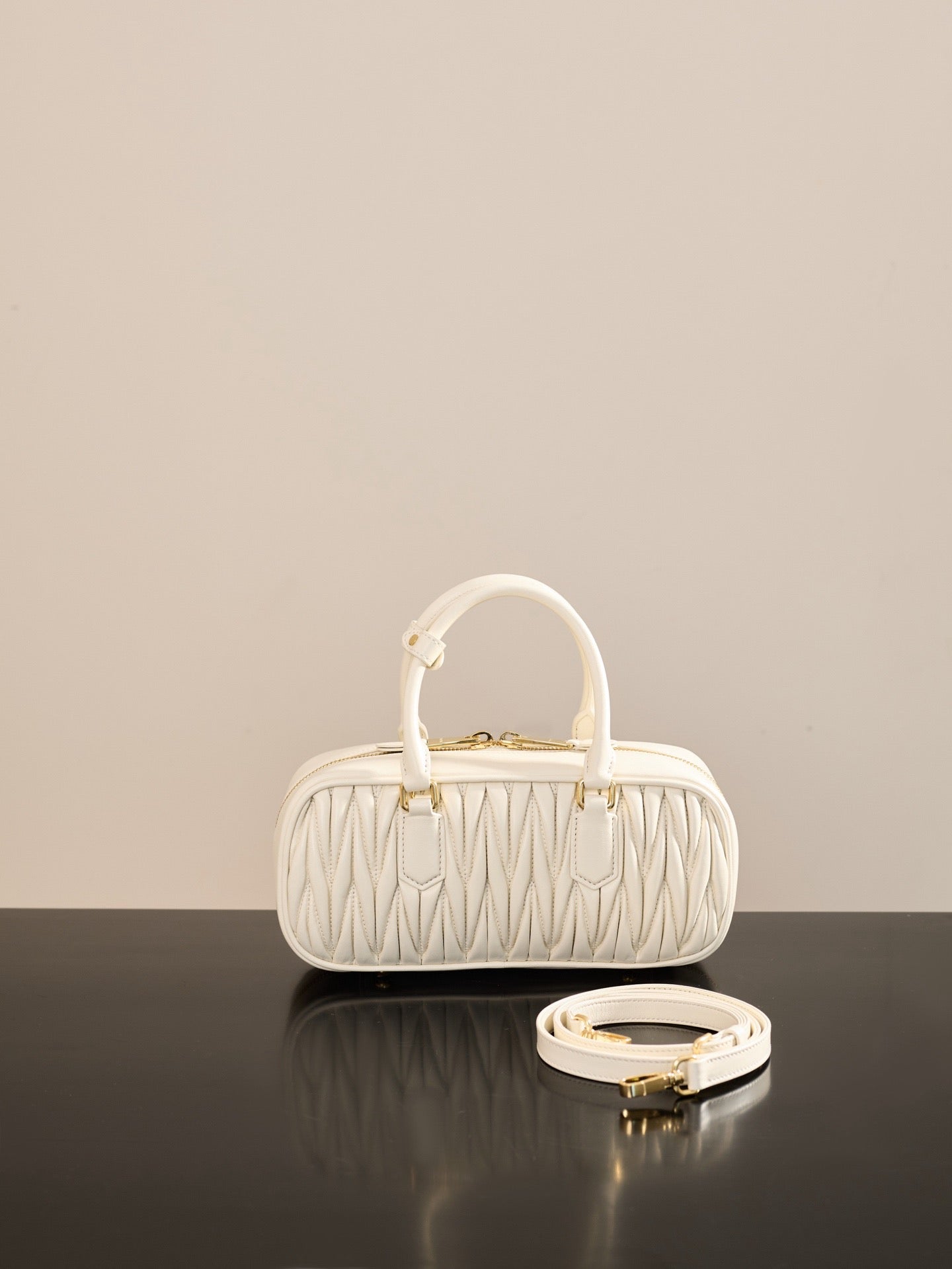 미우미우 아르카디 마테라쎄 나파 레더 숄더백