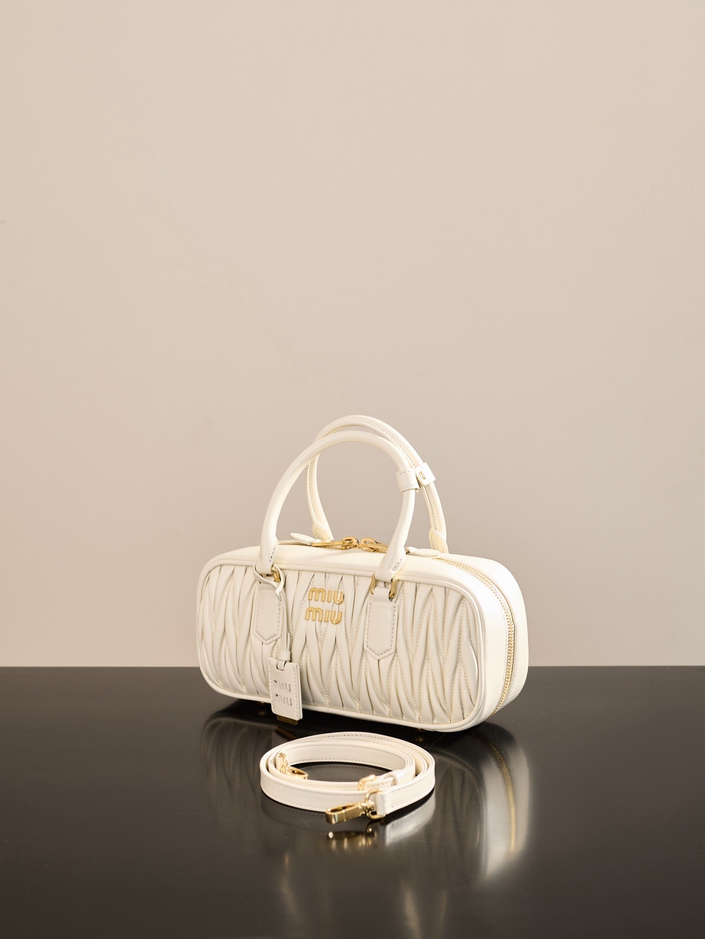 미우미우 아르카디 마테라쎄 나파 레더 숄더백