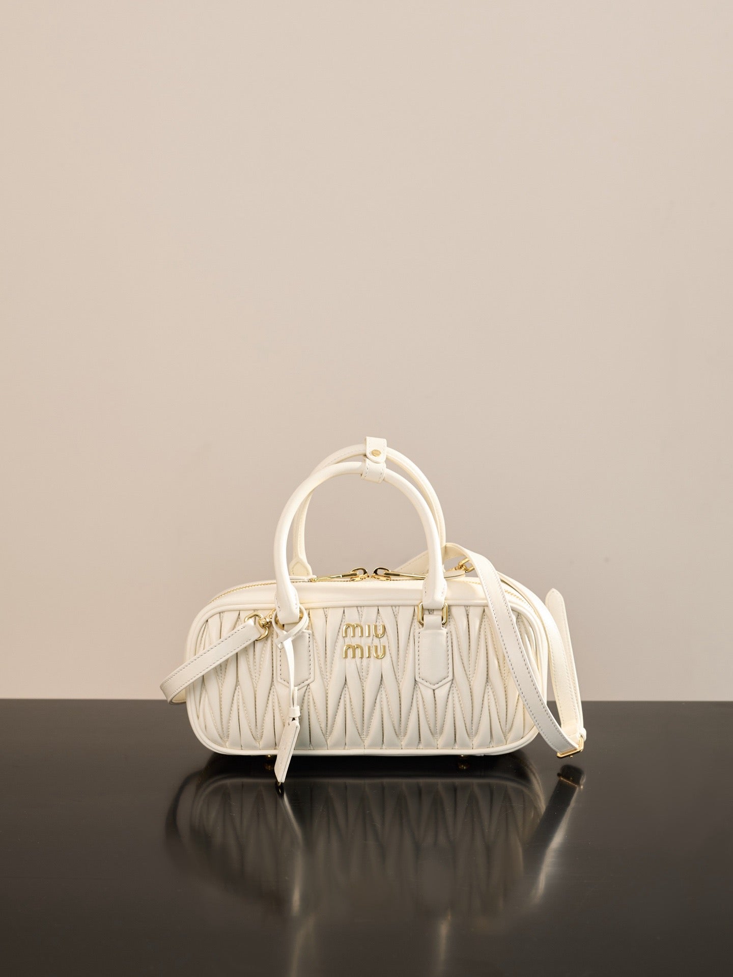 미우미우 아르카디 마테라쎄 나파 레더 숄더백