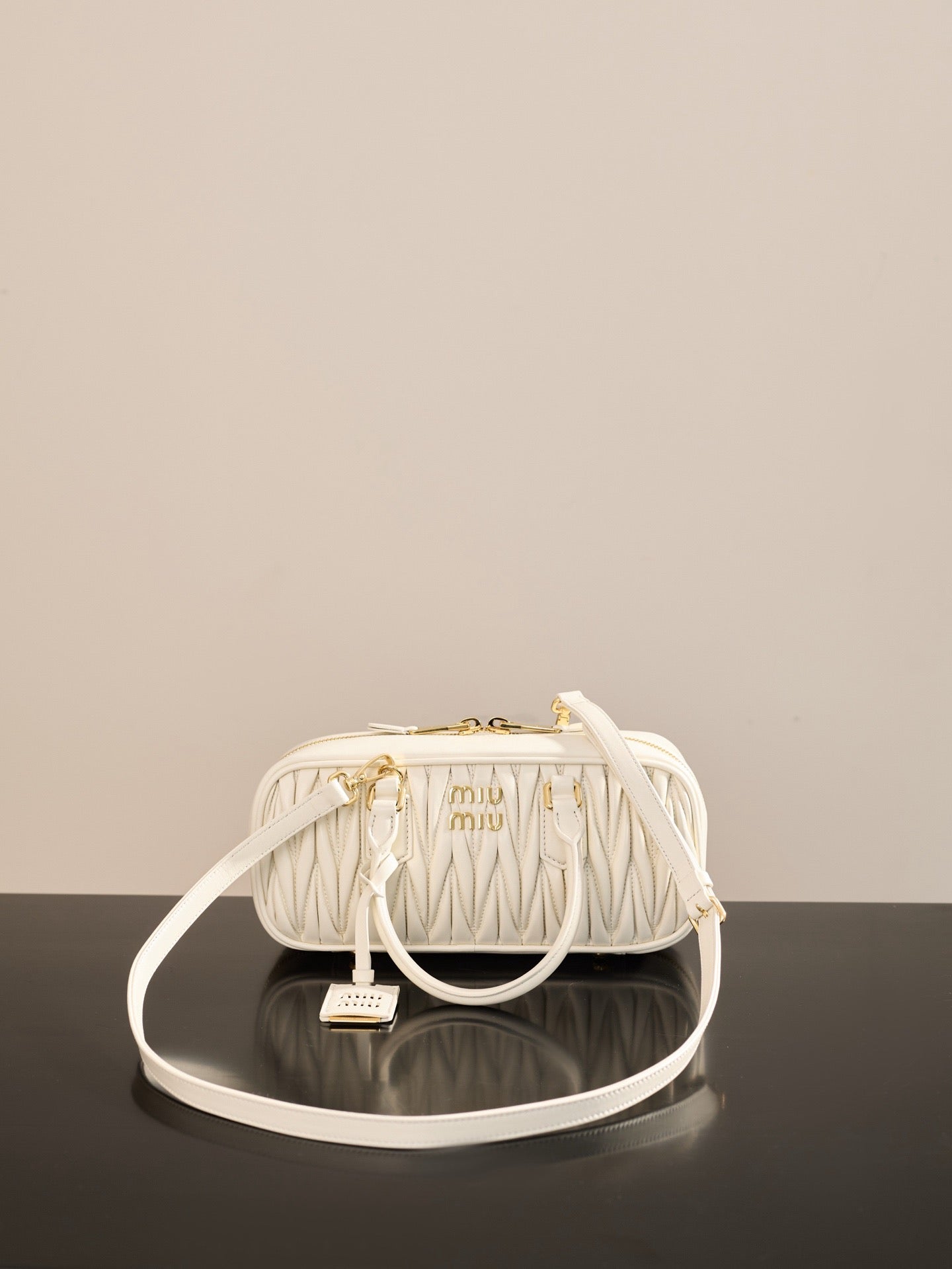 미우미우 아르카디 마테라쎄 나파 레더 숄더백