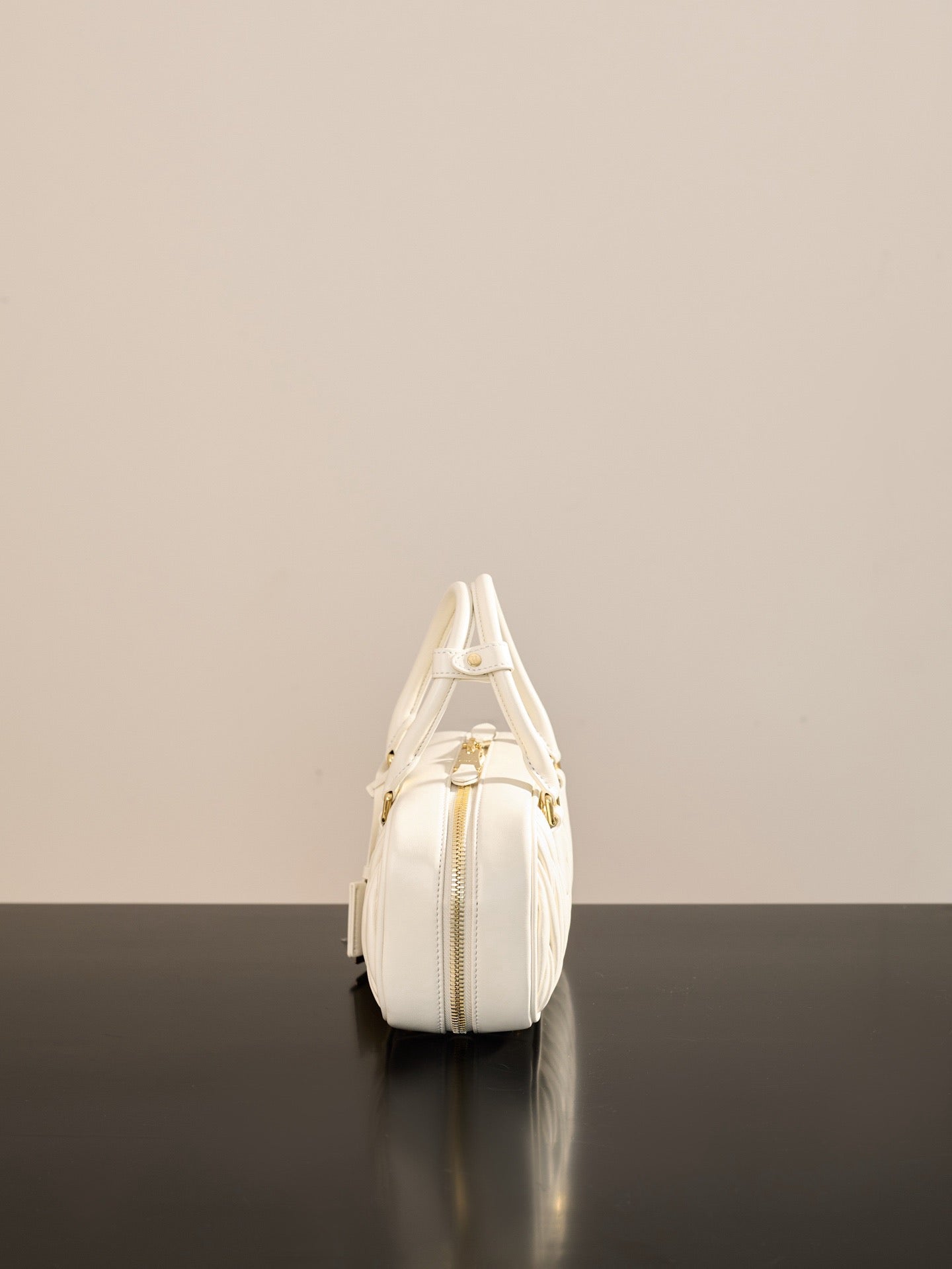 미우미우 아르카디 마테라쎄 나파 레더 숄더백