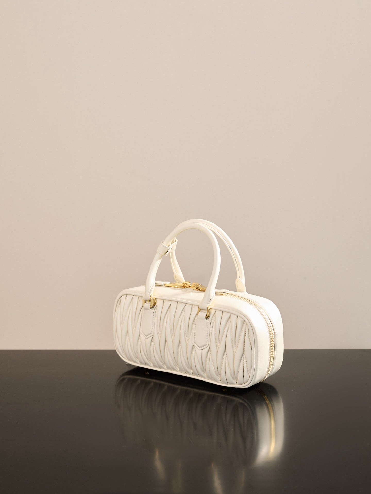 미우미우 아르카디 마테라쎄 나파 레더 숄더백