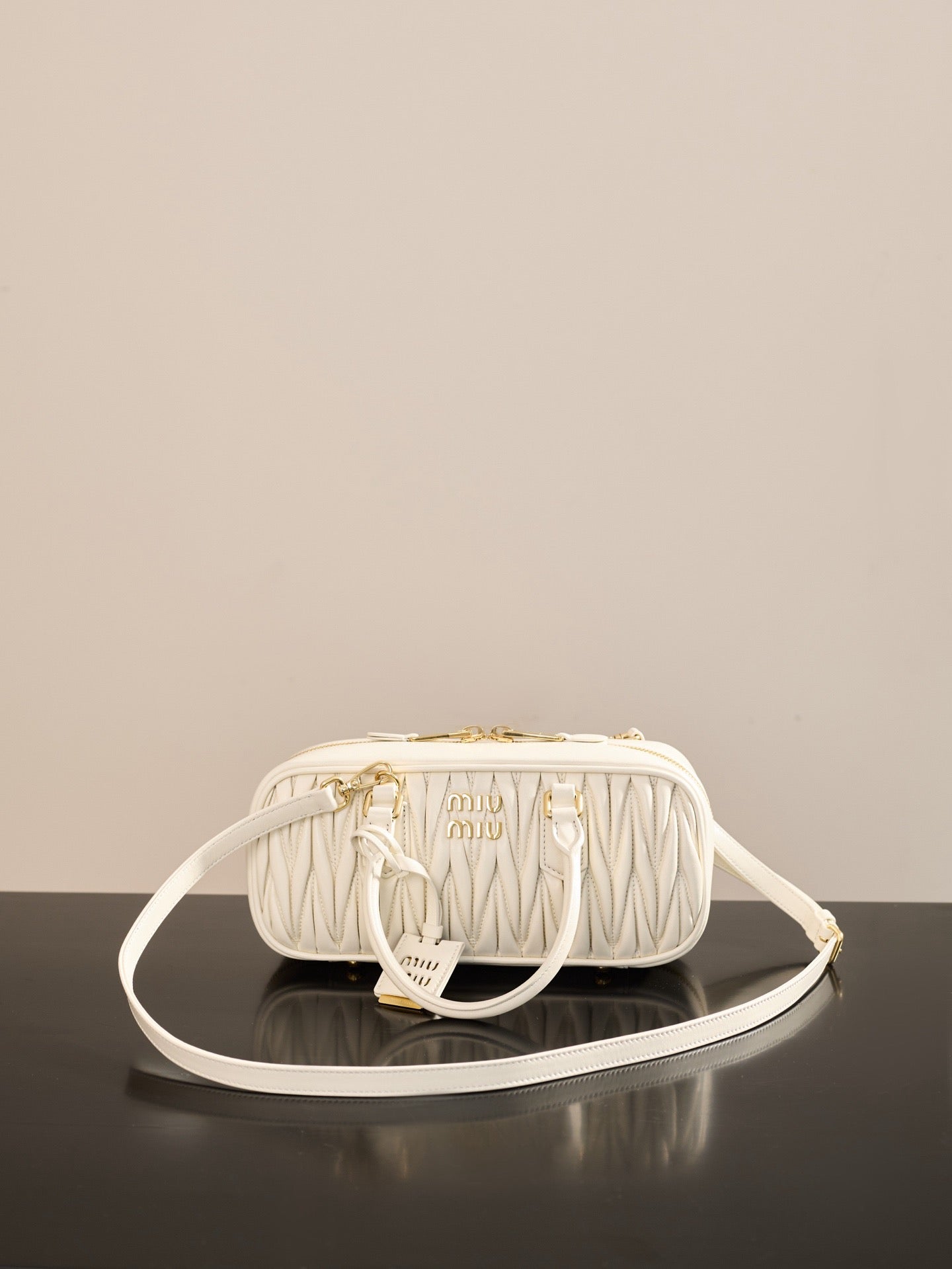 미우미우 아르카디 마테라쎄 나파 레더 숄더백