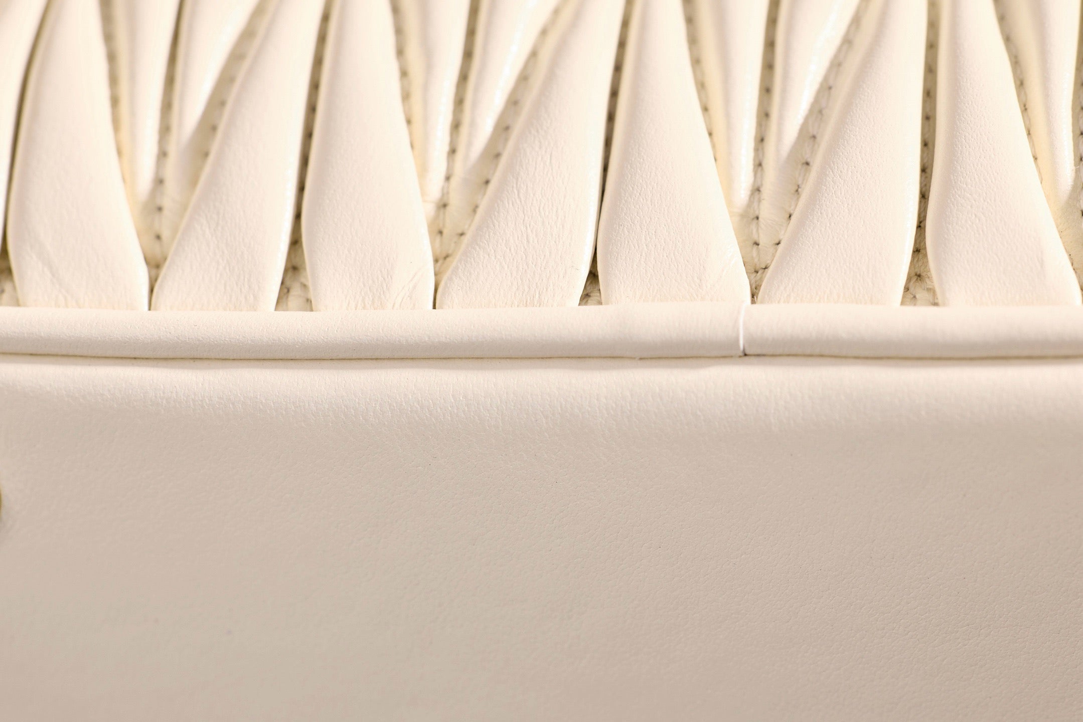 미우미우 아르카디 마테라쎄 나파 레더 숄더백