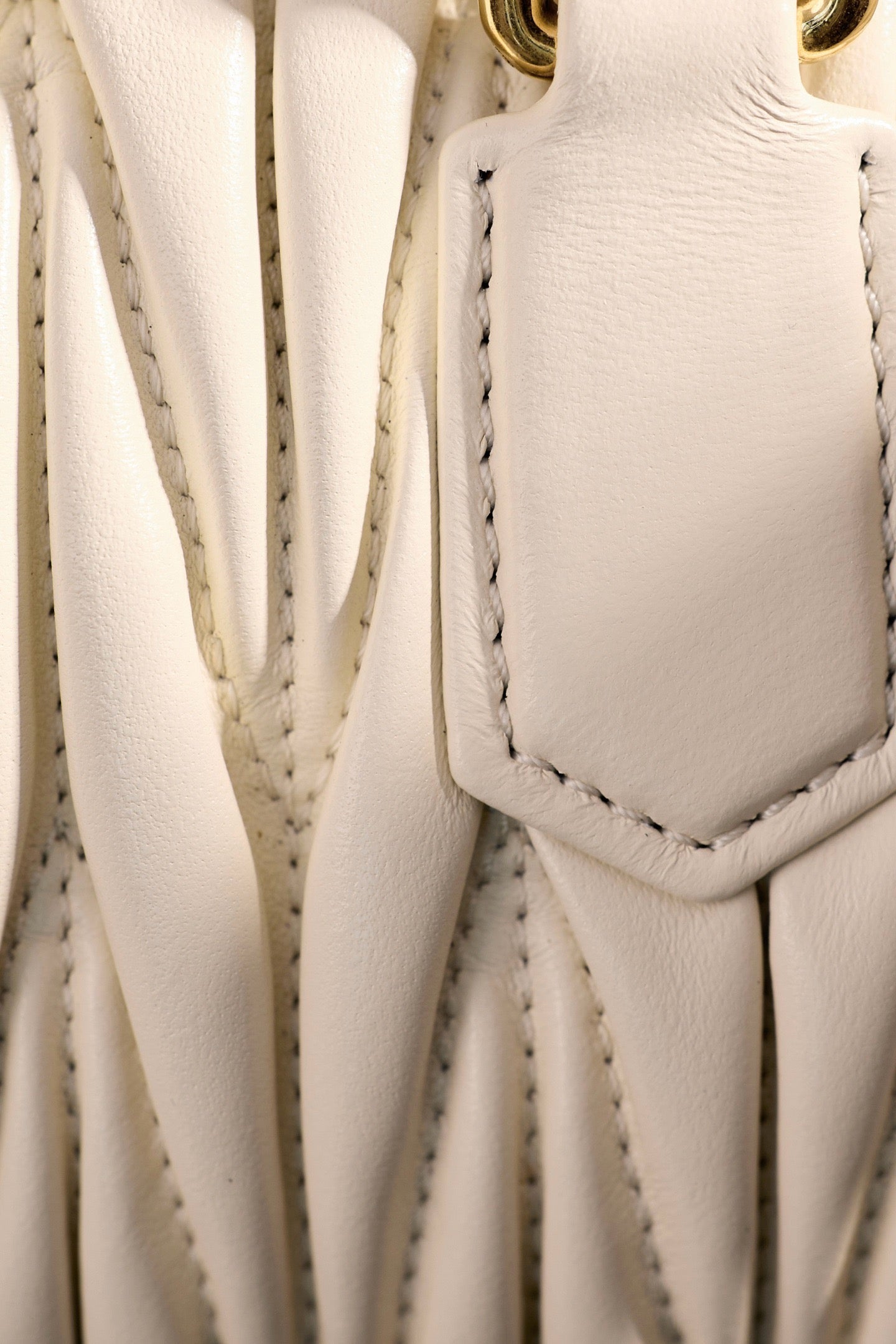 미우미우 아르카디 마테라쎄 나파 레더 숄더백