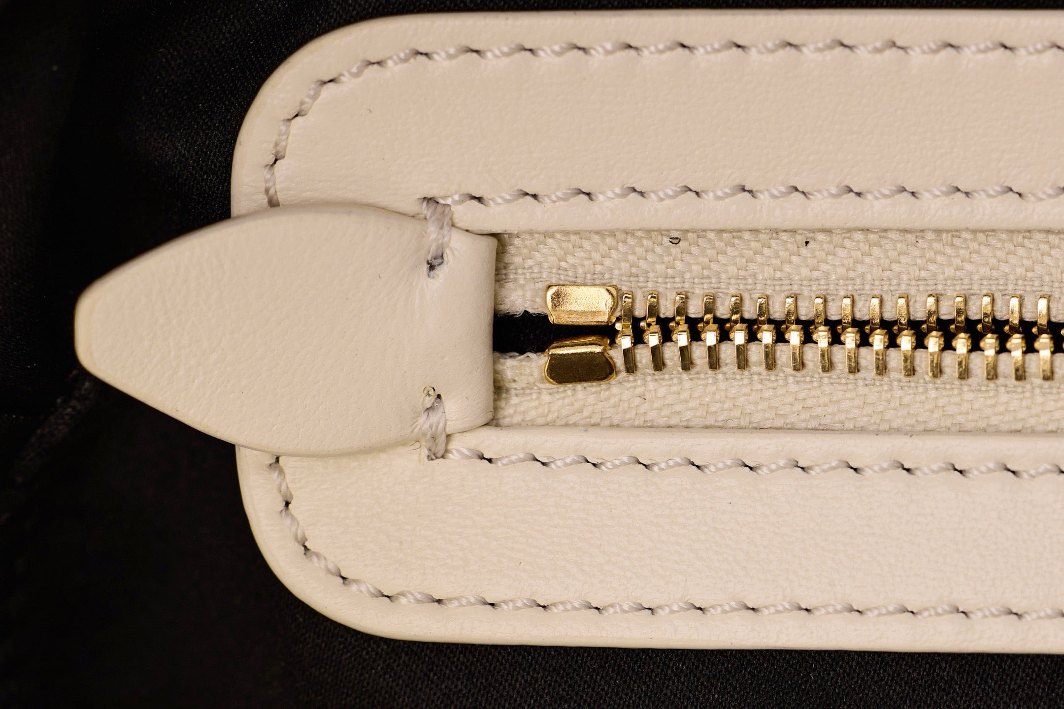 미우미우 아르카디 마테라쎄 나파 레더 숄더백