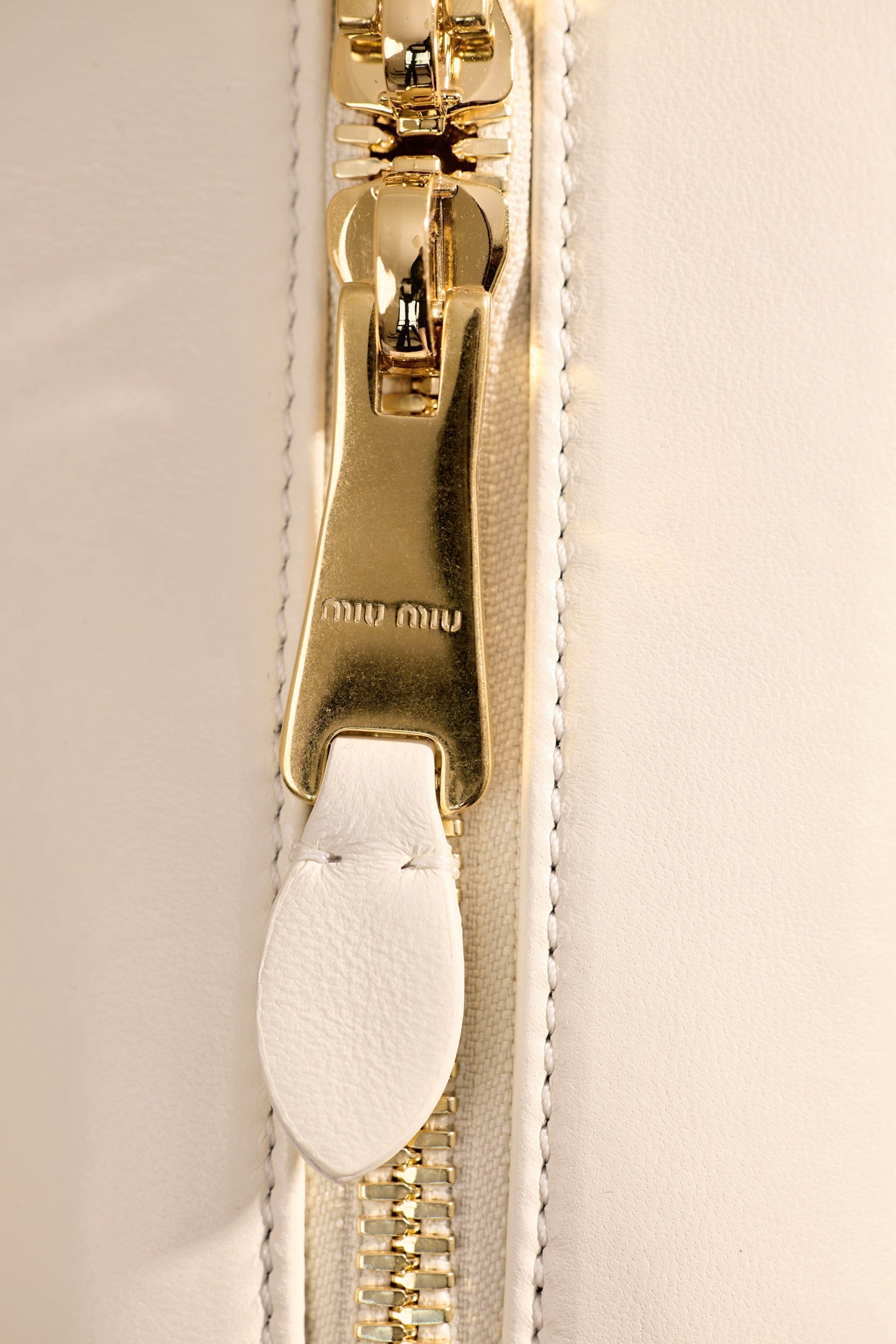 미우미우 아르카디 마테라쎄 나파 레더 숄더백