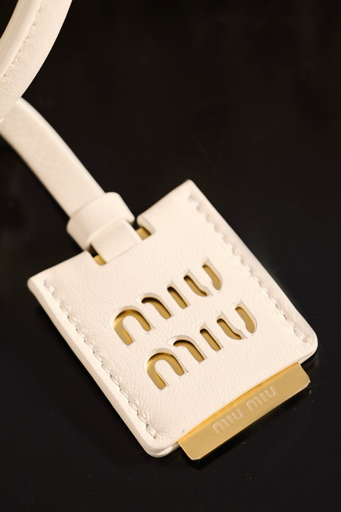 미우미우 아르카디 마테라쎄 나파 레더 숄더백