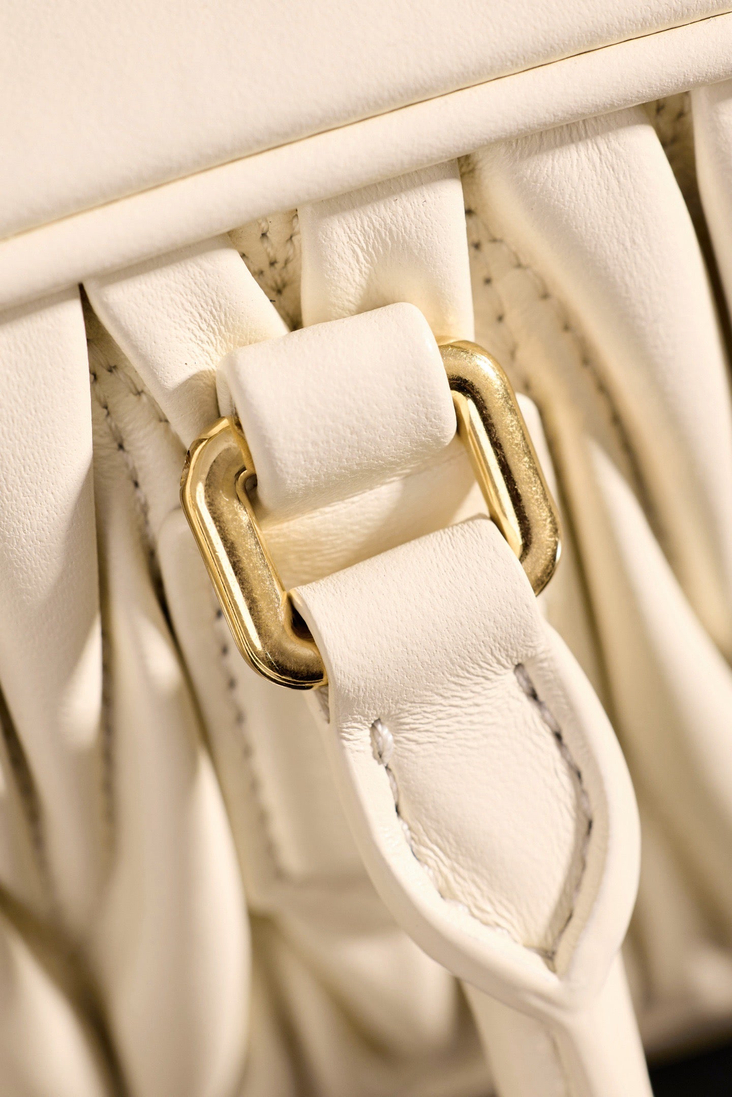 미우미우 아르카디 마테라쎄 나파 레더 숄더백